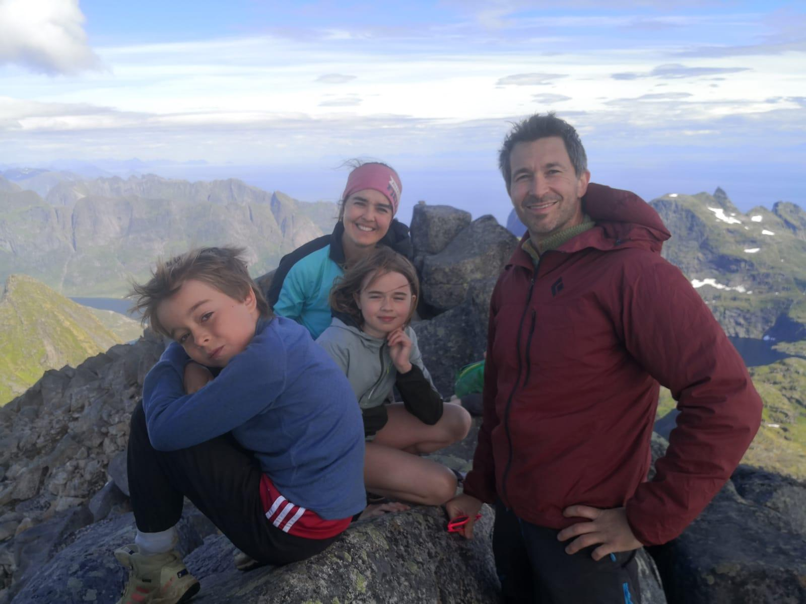 Et bilde som inneholder klær, himmel, utendørs, personKI-generert innhold kan være feil.