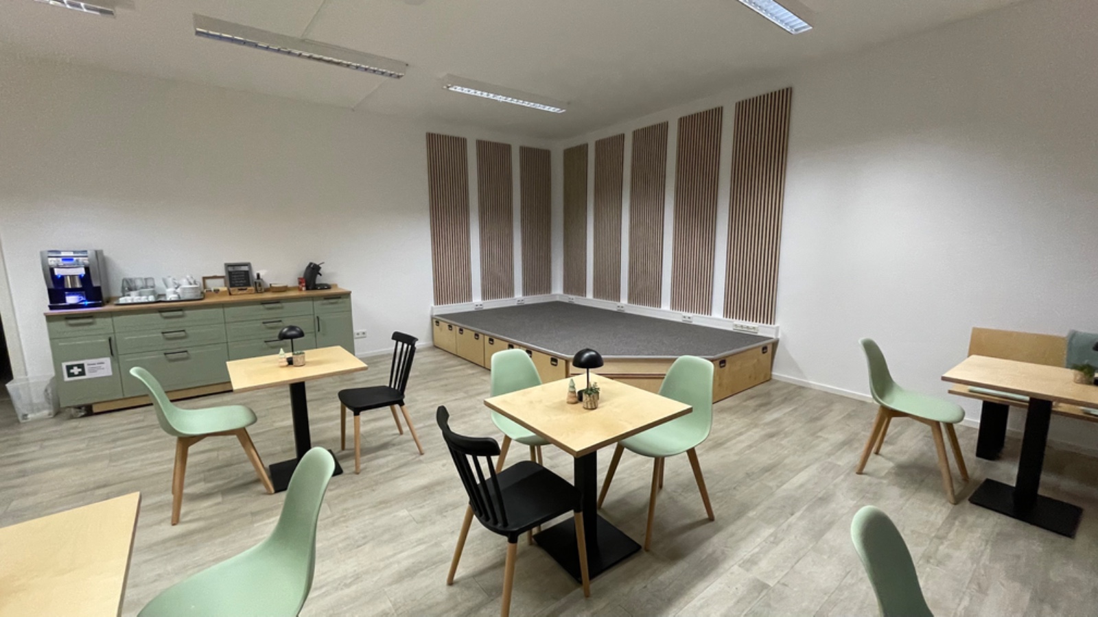 Cafe-Bereich mit kleiner Buehne