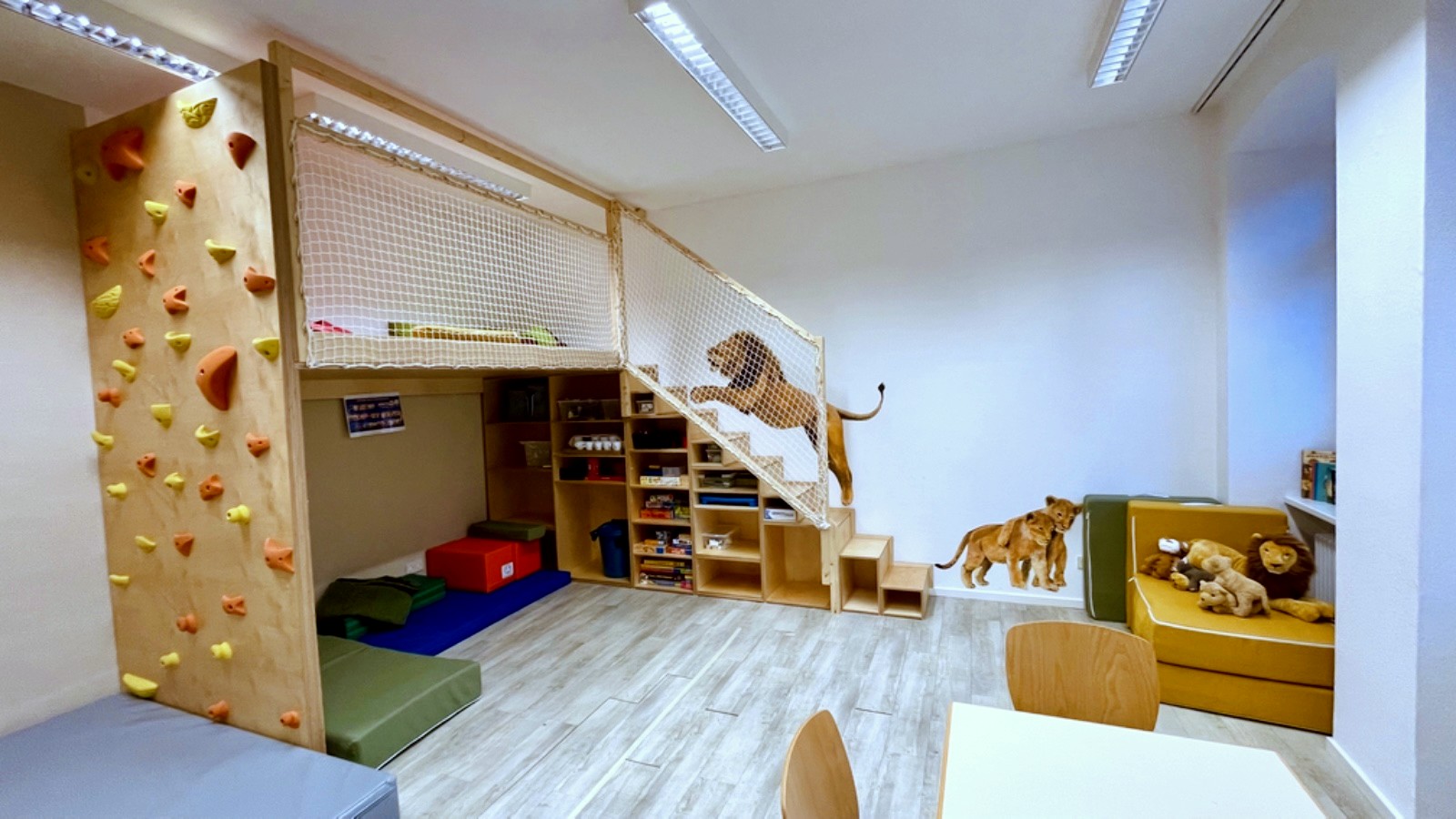 Spielzimmer mit Kletterwand