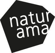 Weisses Naturama-Logo mit stilisiertem L-förmigen Rahmen auf schwarzem Hintergrund.