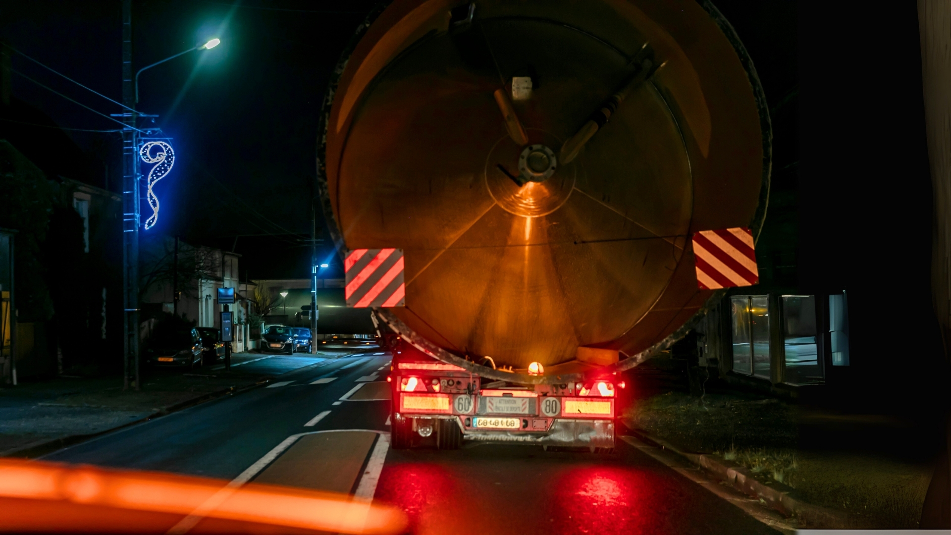 Cât costă un transport agabaritic în 2026: autorizație AST, escortă și tarif pe km