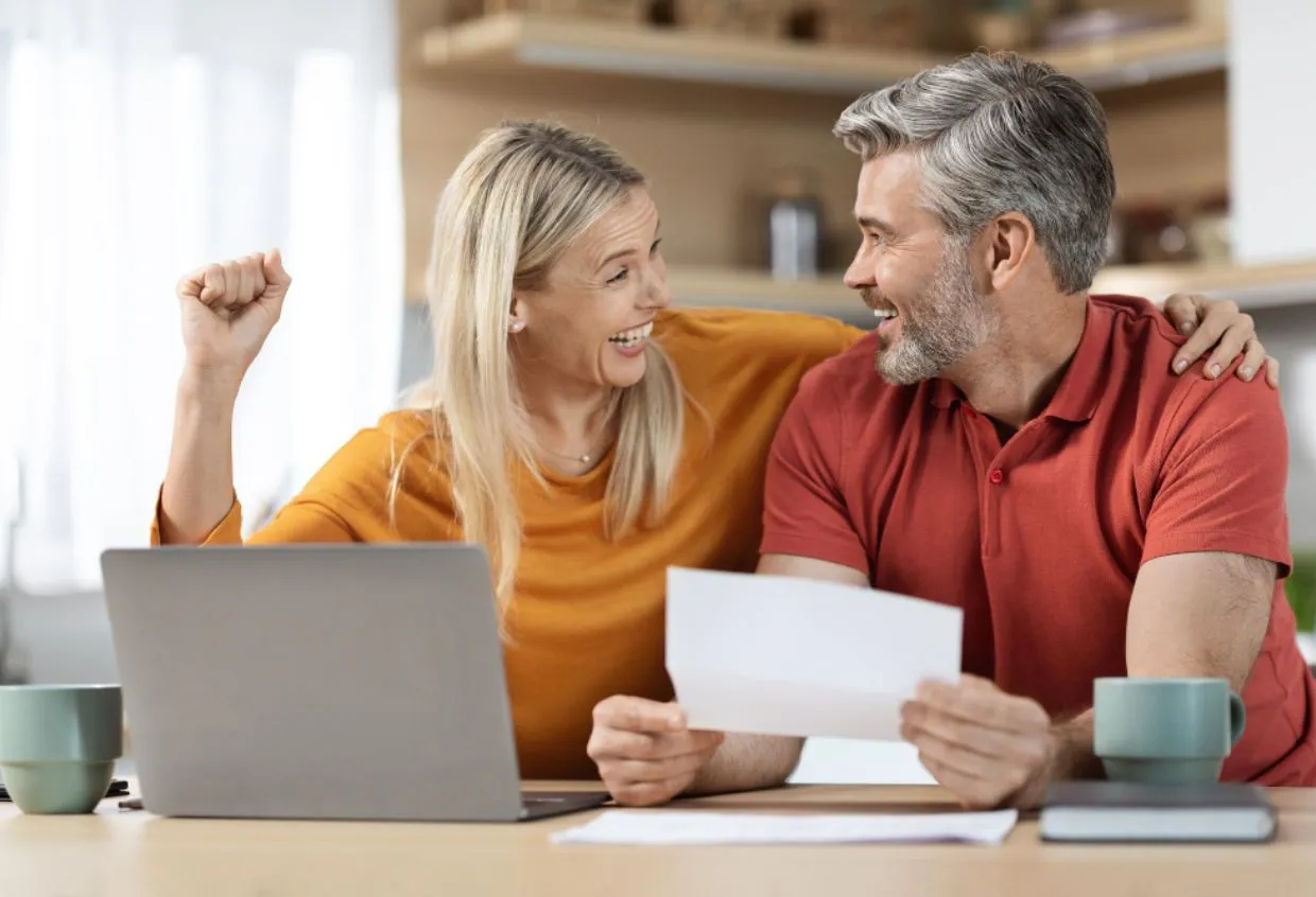 Couple heureux des avantages du parrainage