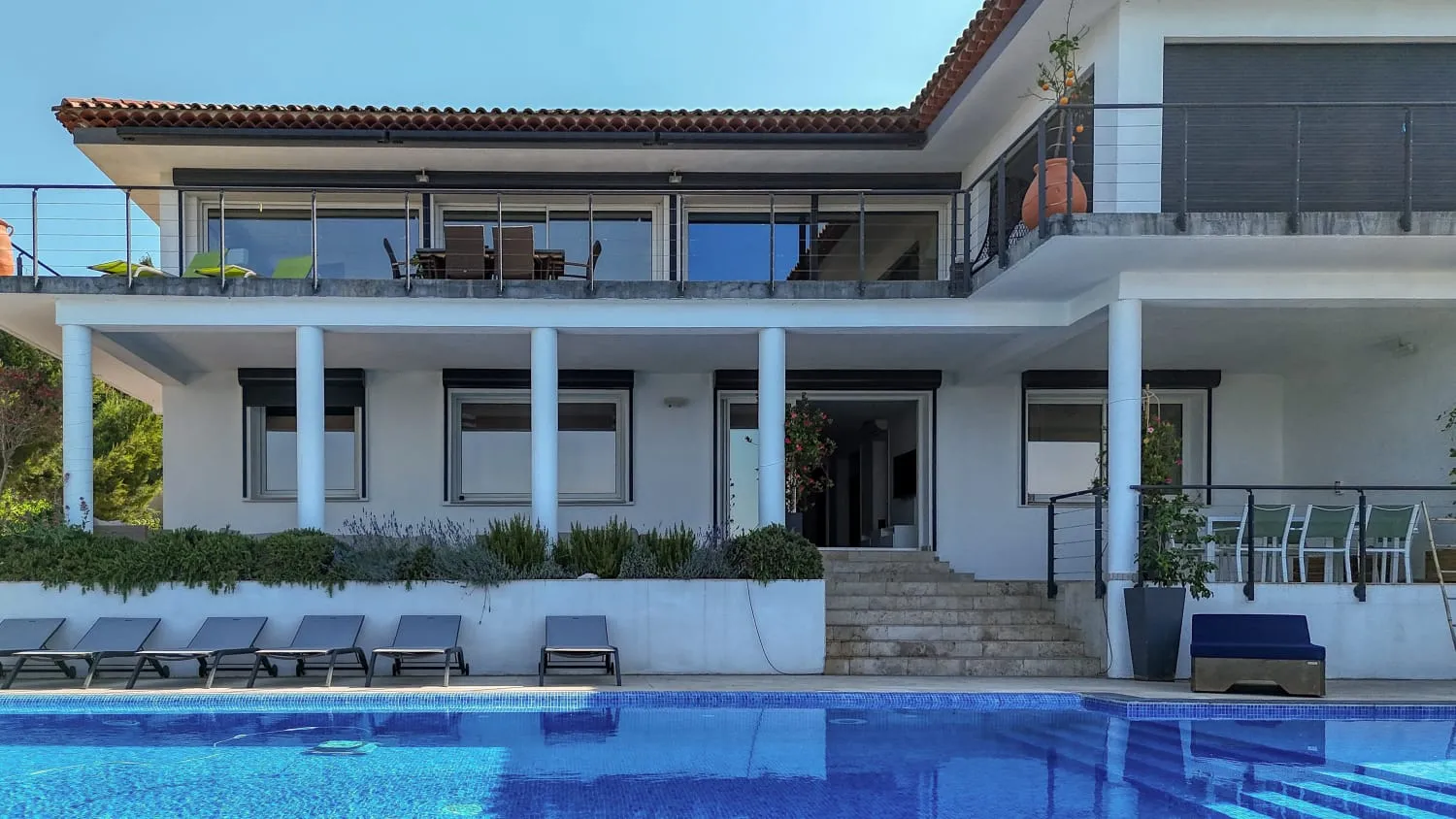 Villa luxueuse avec piscine et vue sur mer.