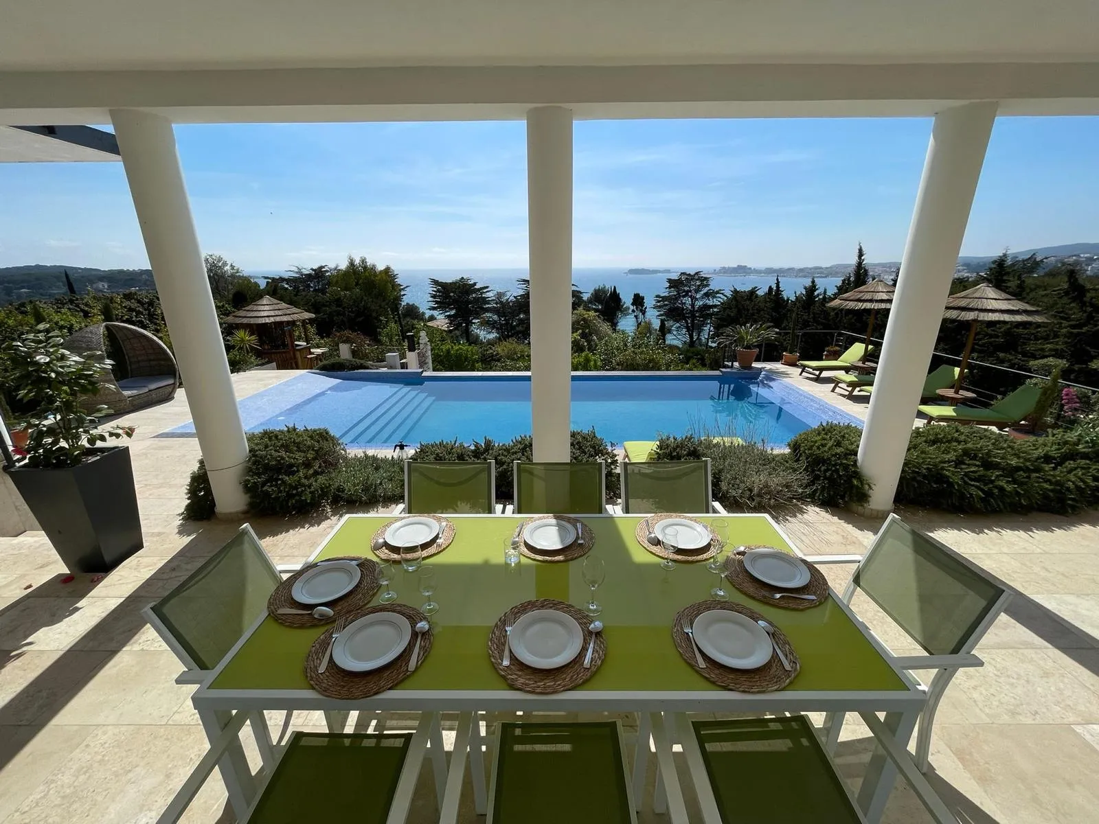 Terrasse avec table pour manger face à la mer.