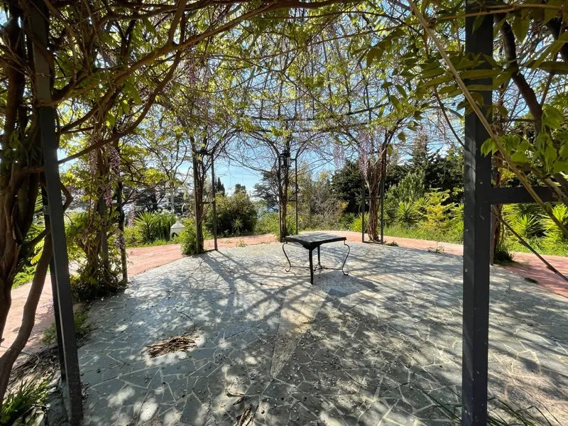 Grande gloriette arborée dasn el parc de la villa Les Jardins Secrets.