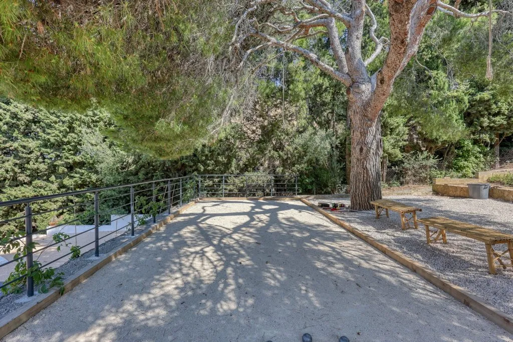 Boulodrome privé au sein de la propriété. Situé à l'ombre d'un grand pin, l'endroit est idéal pour profiter autour d'une partie de pétanque.