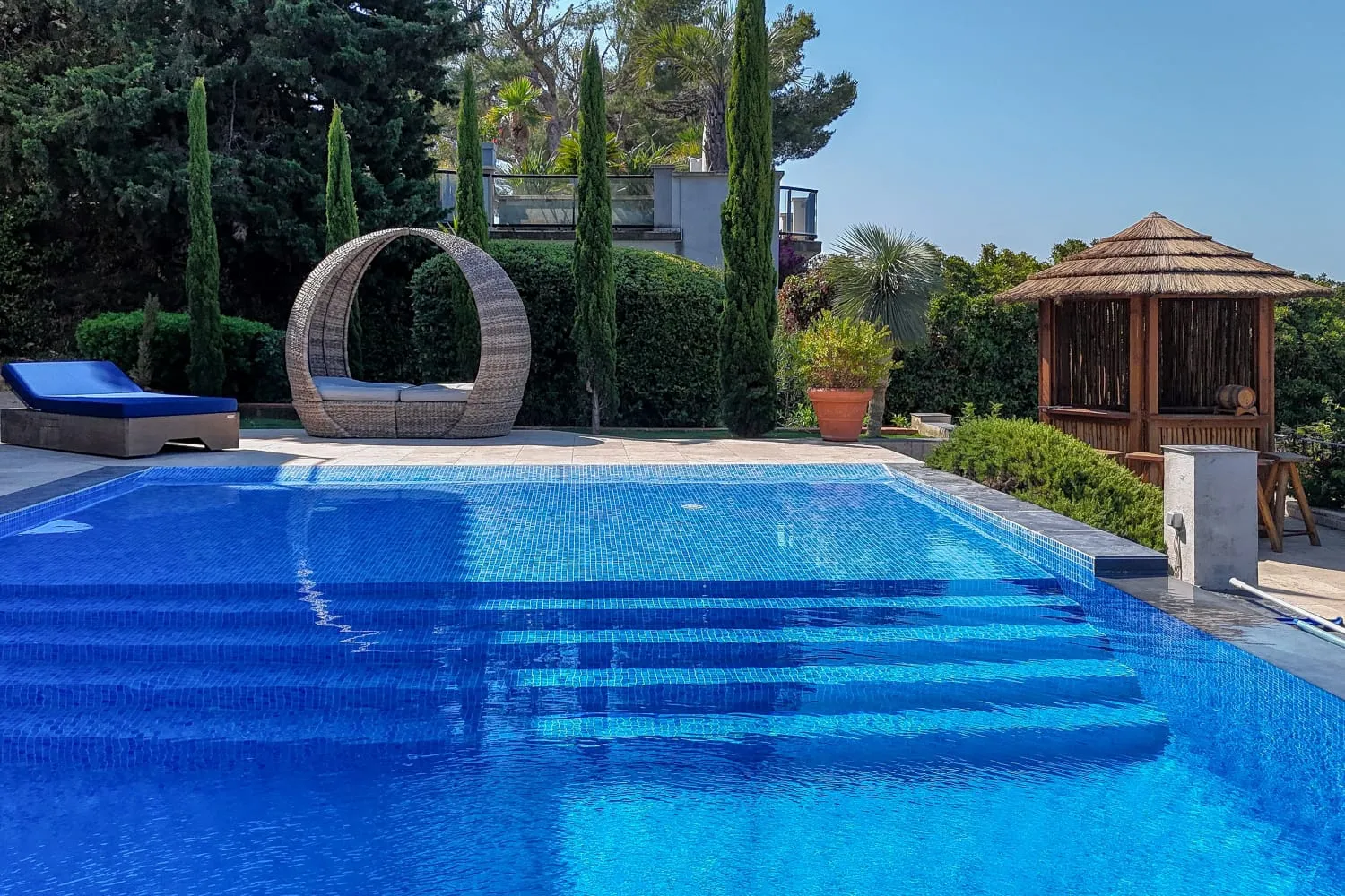 Grande piscine à débordement avec vue mer