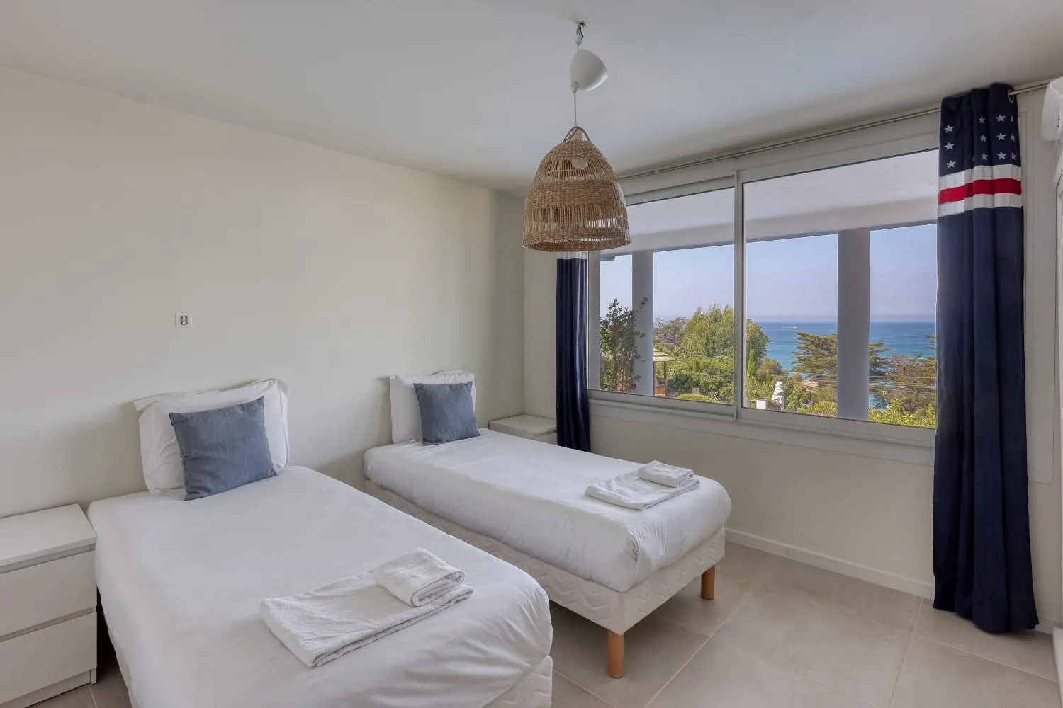 Chambre avec vue sur mer, composée de deux lits simples.