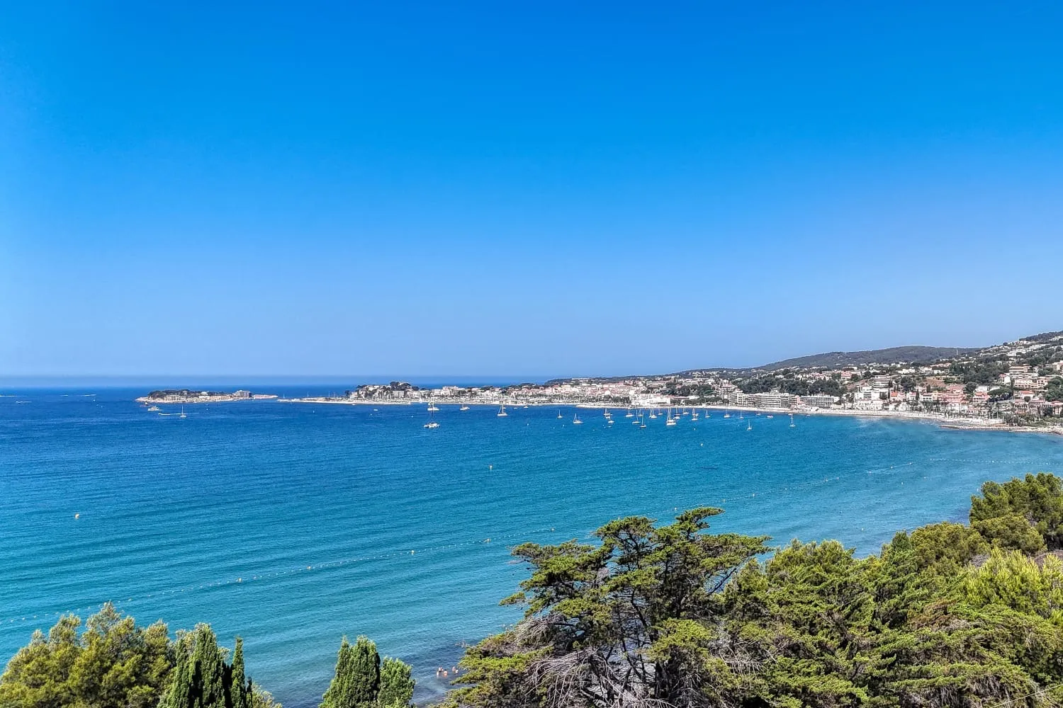 Vue sur la mer depuis la villa. Vue sur la ville de Bandol et l'île de Bendor.