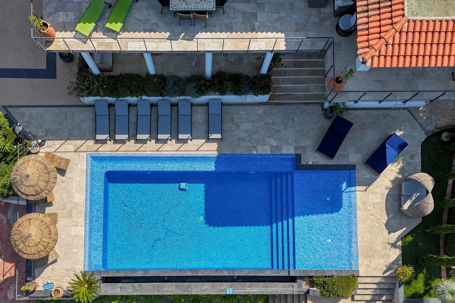 Vue aérienne de la villa et de sa magnifique piscine.