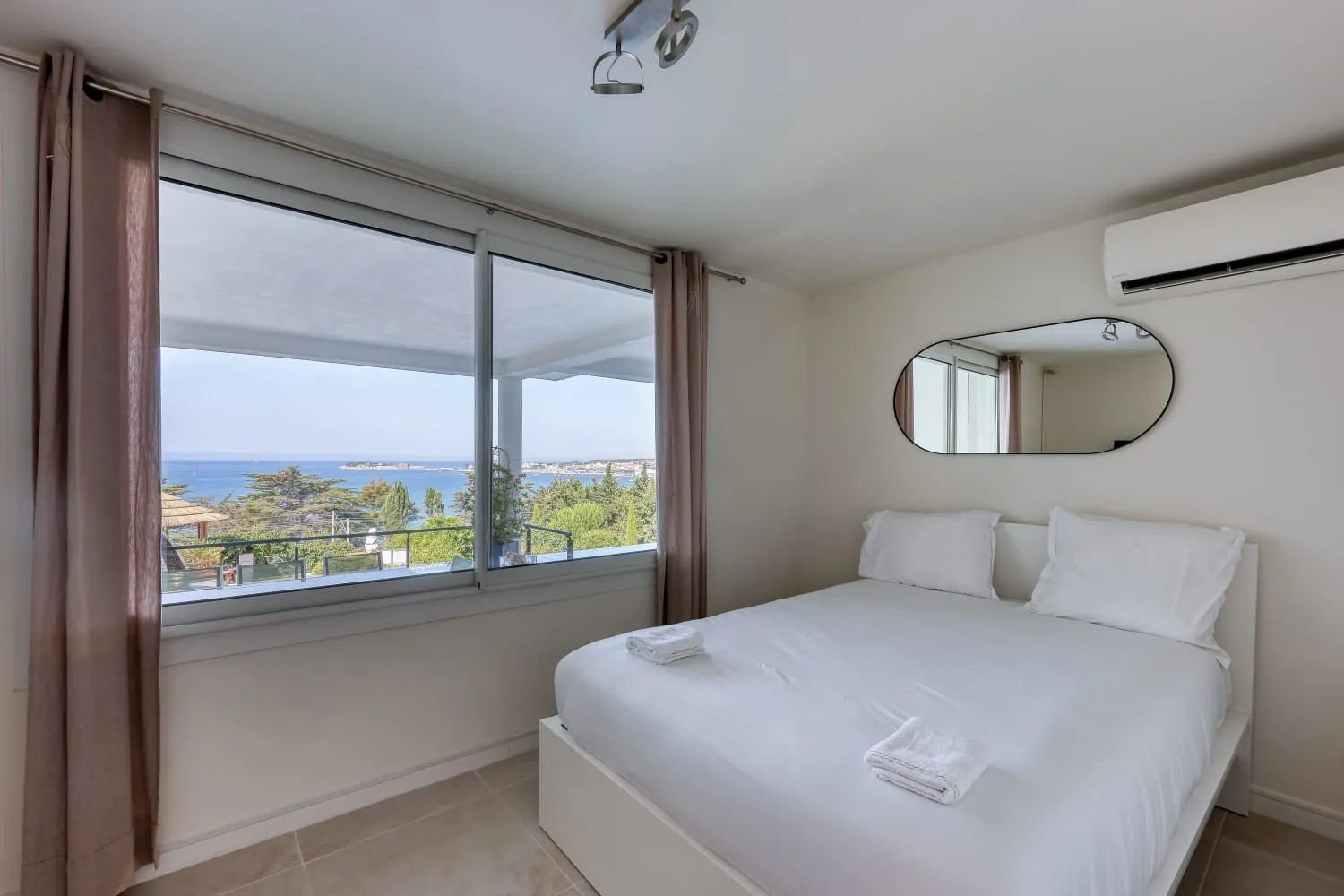 L'une des chambres de la villa avec vue sur la mer.