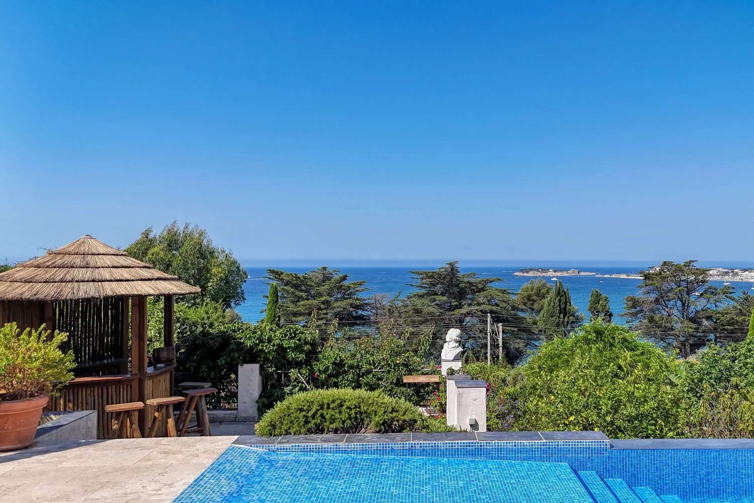 Paillotte au bord de la piscine avec vue sur mer