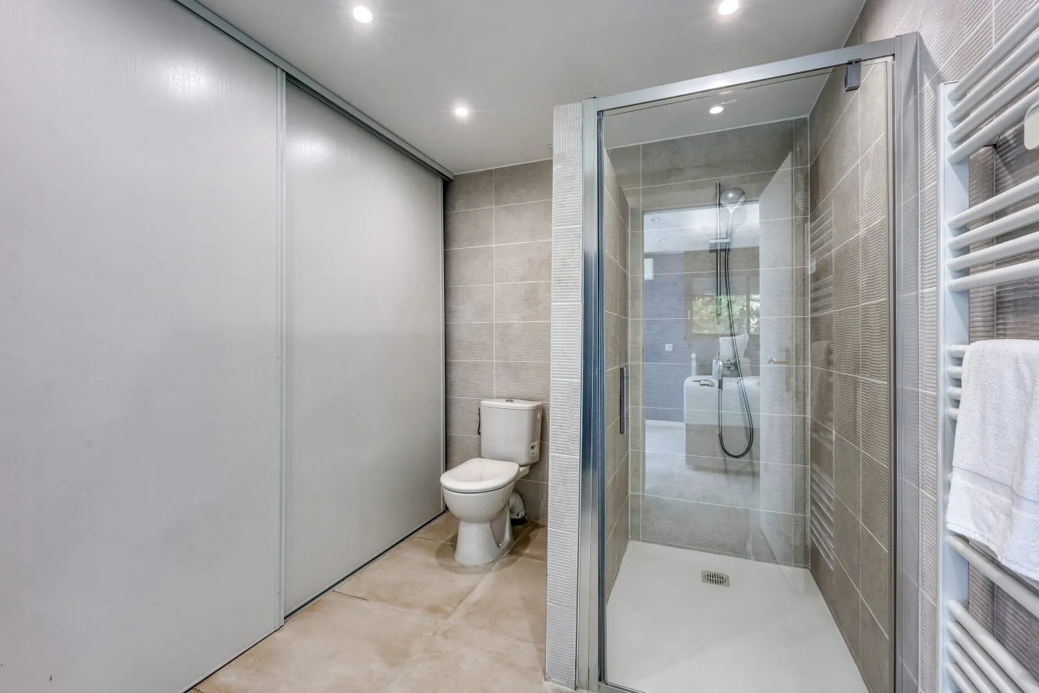L'une des salles de bain de la villa. Très spacieuse et moderne.