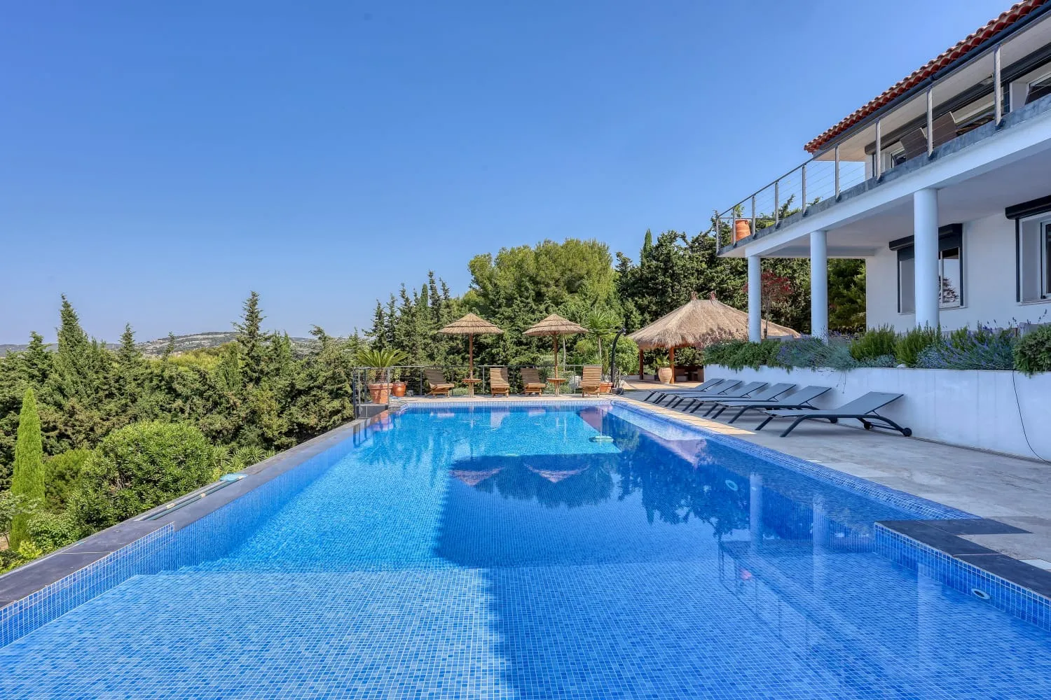 Piscine à débordement avec vue sur la mer