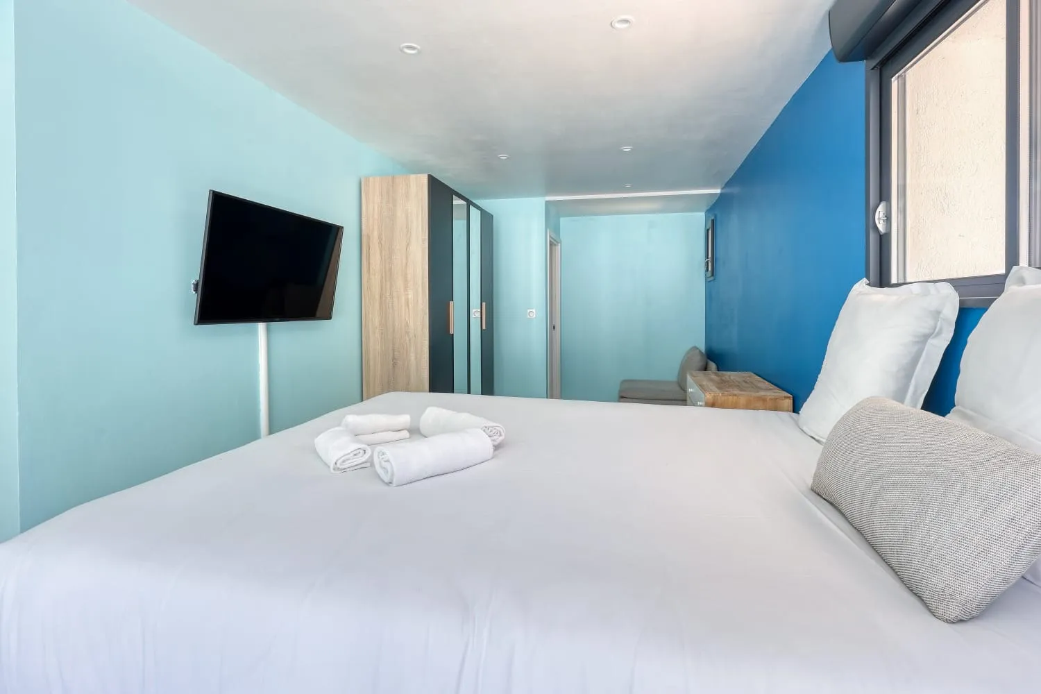 L'une des chambres de la villa. Suite parentale très spacieuse avec grande baie vitrée et salle de bain.
