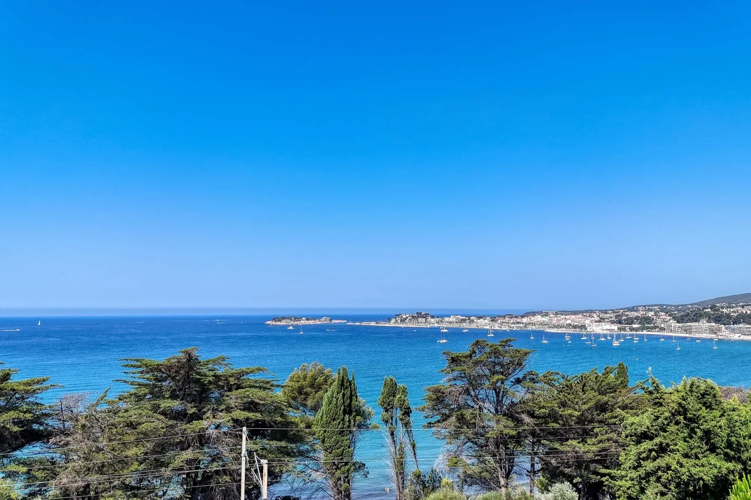 La villa a une vue sur la mer exceptionnelle ainsi que sur Bandol et l'île de Bendor.