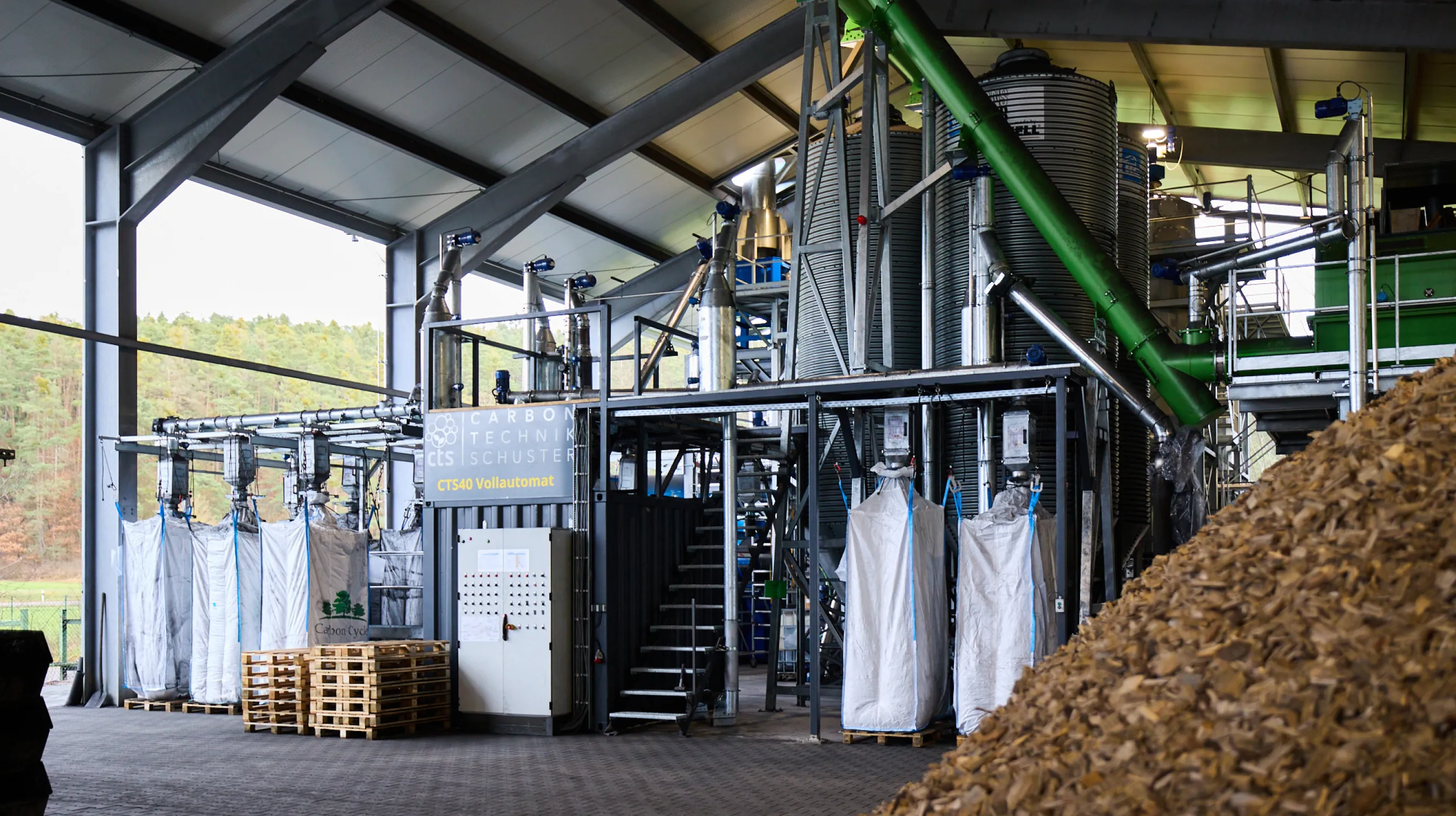 Produktionshalle mit moderner Technologieausstattung