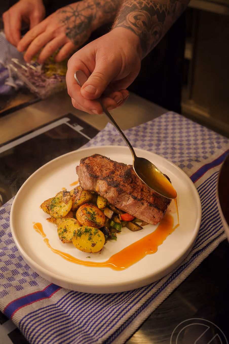 HEX Koch richtet eine Speise an