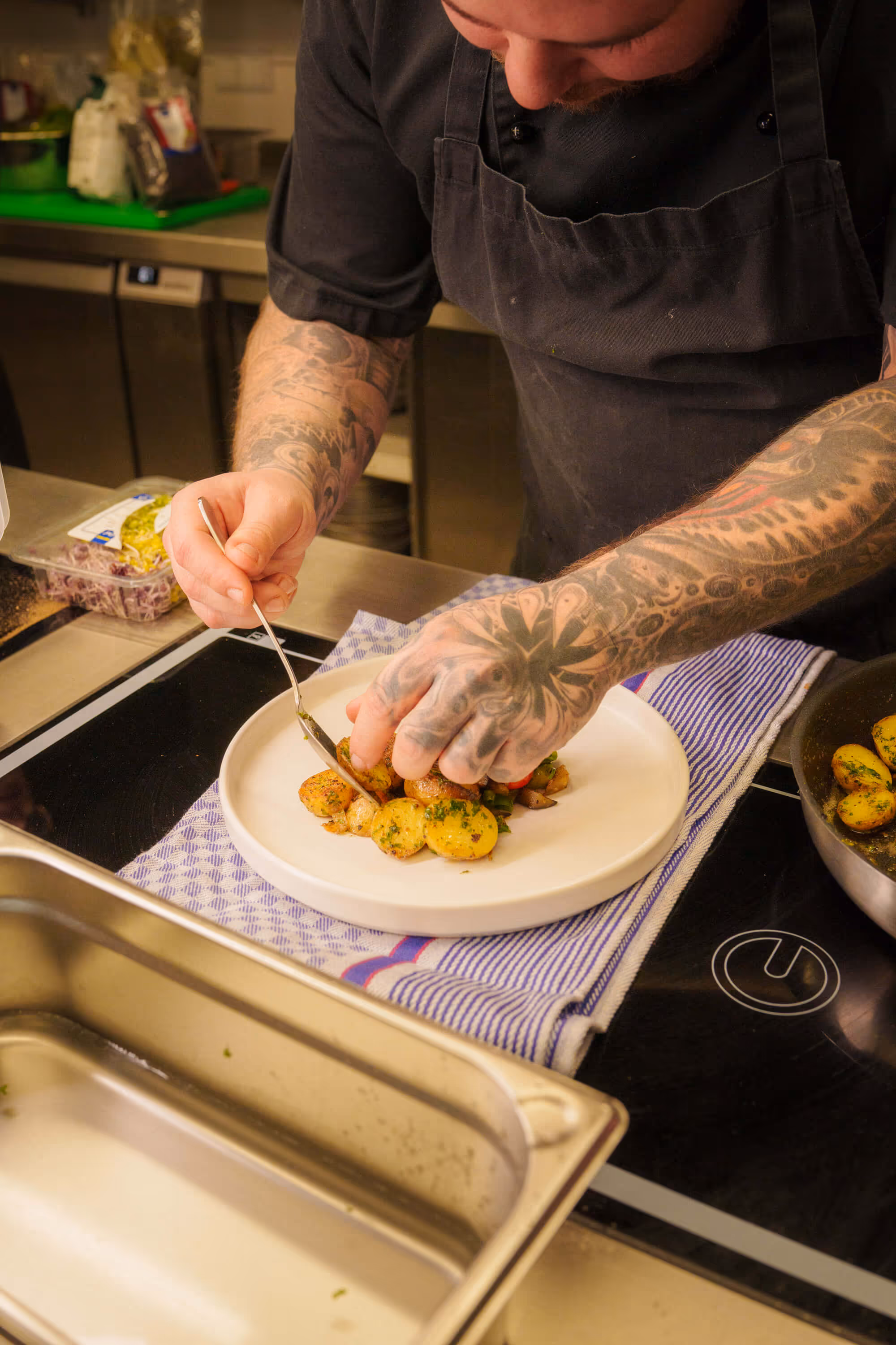 HEX Restaurant Blocksberg - Koch garniert Speise