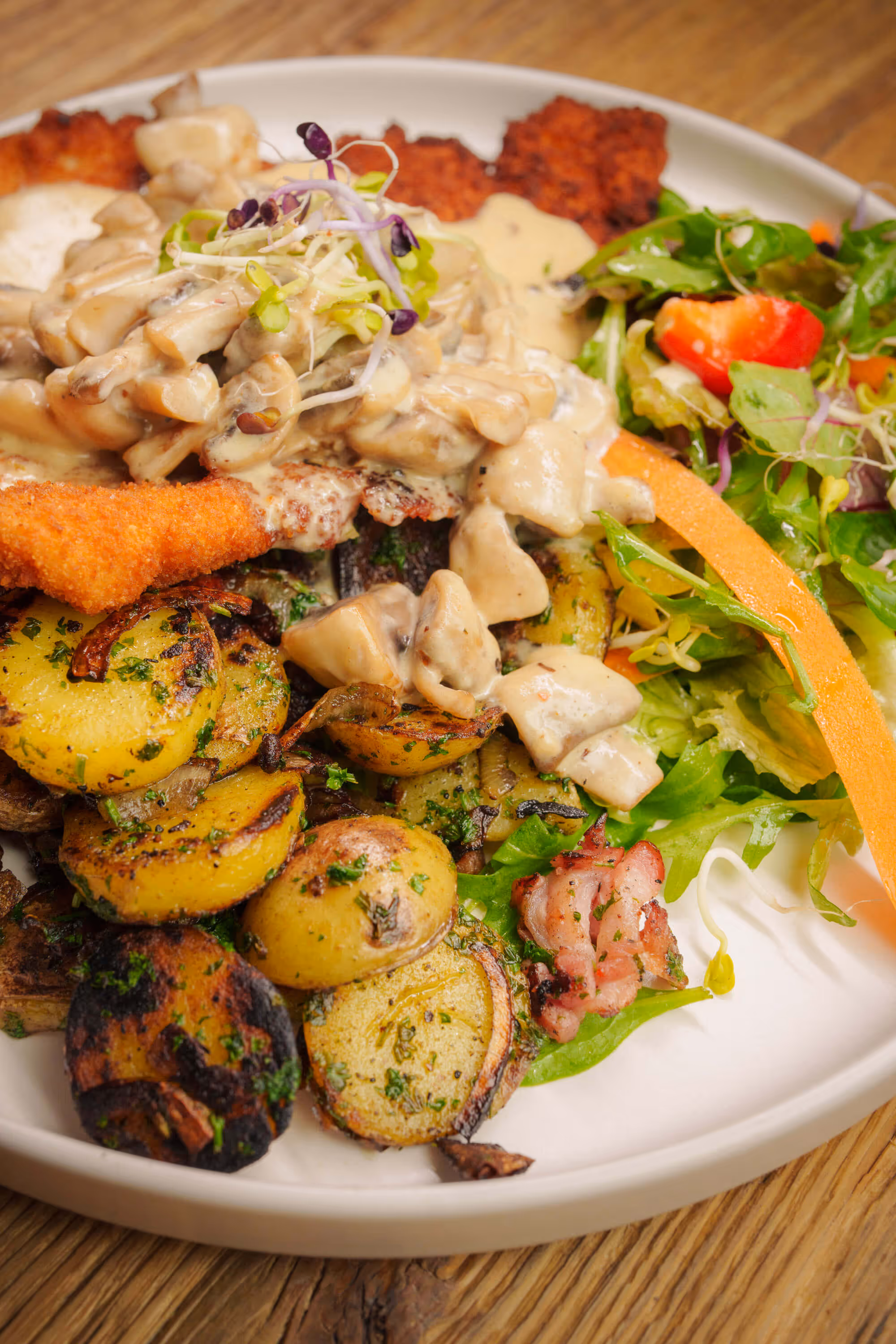 HEX Restaurant Blocksberg - leckere zubereitete Kartoffeln mit Salat