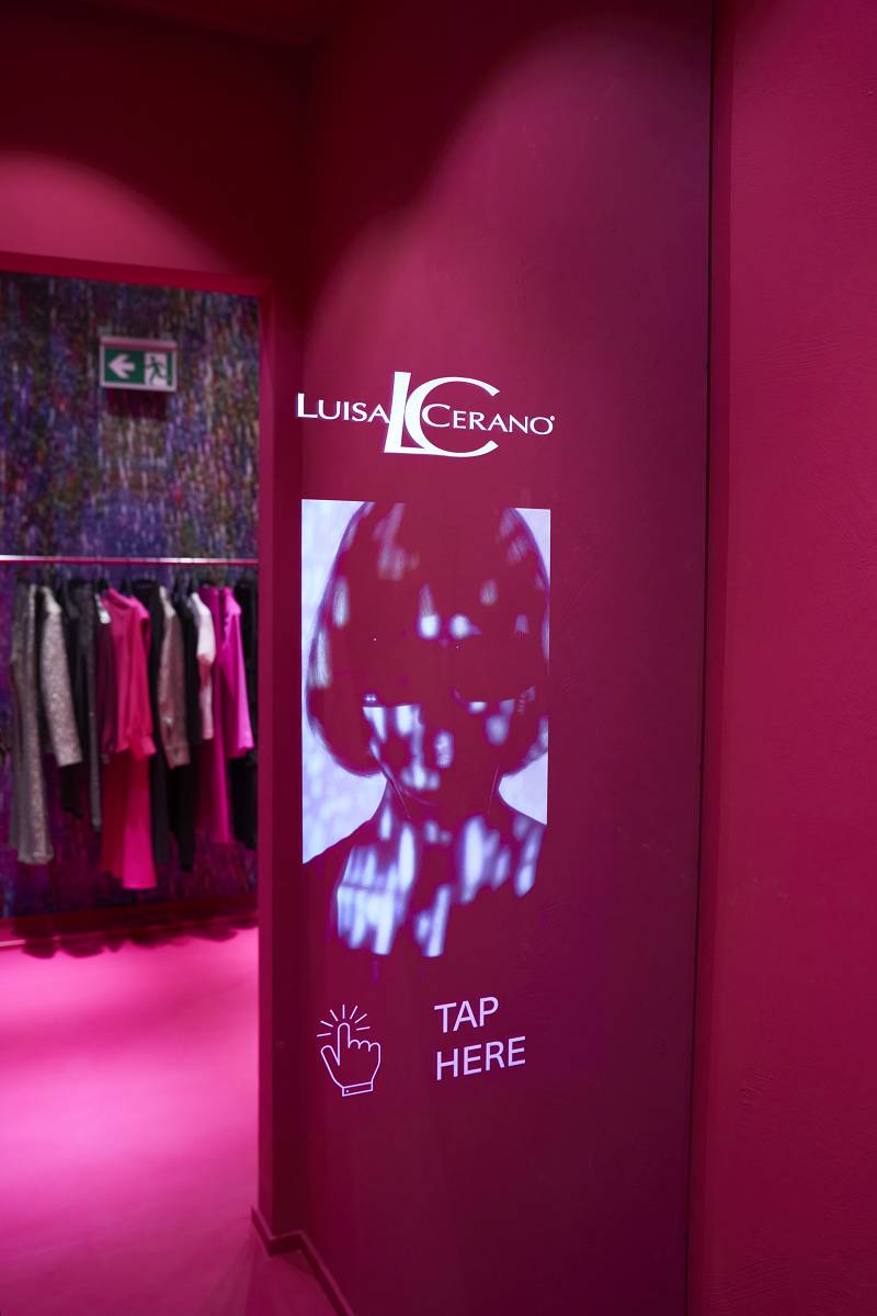 Projektion an einer Wand in einem Fashion Store