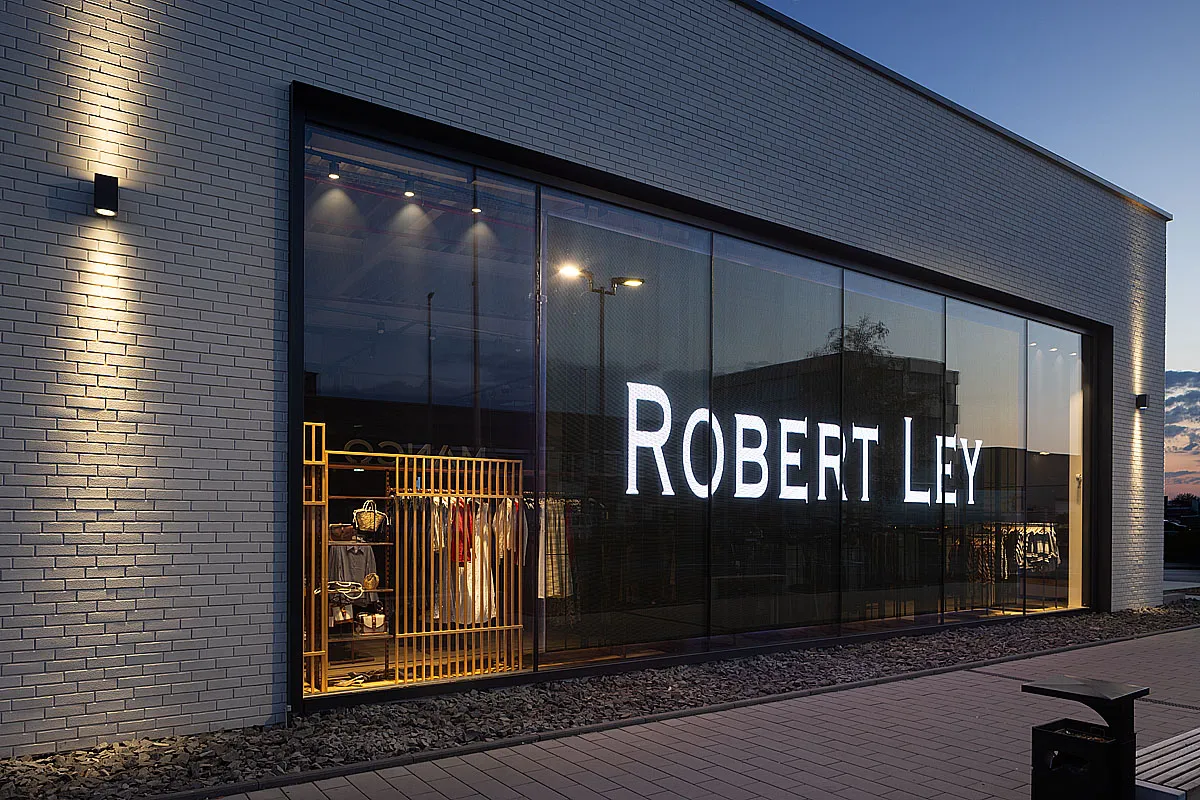 Transparente LED-Wall für Robert Ley: Digitales Schaufenster