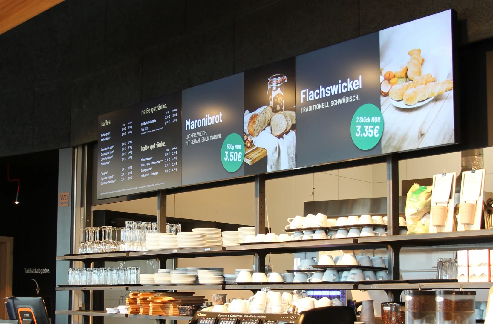 Digital Signage Displays an einer Wand montiert