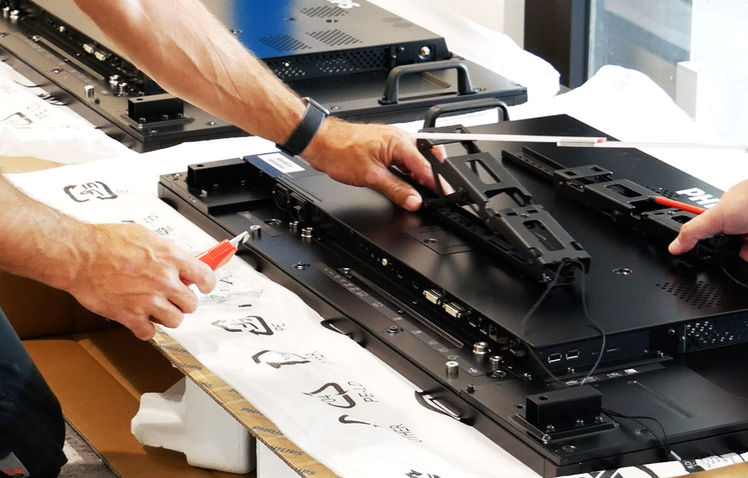 Montage einer Digital Signage Halterung an einen Bildschirm