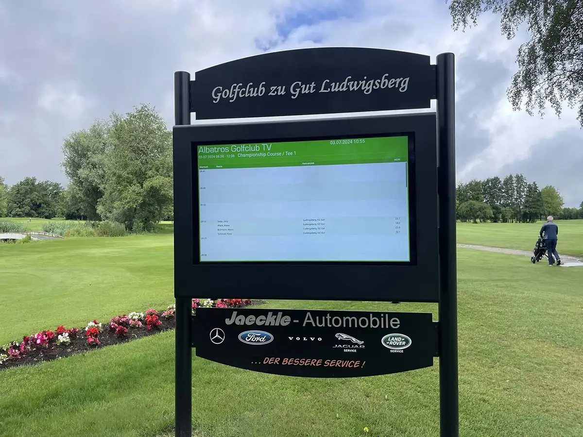 Digital advertising pylon at the golf club: Solutions for leisure facilities