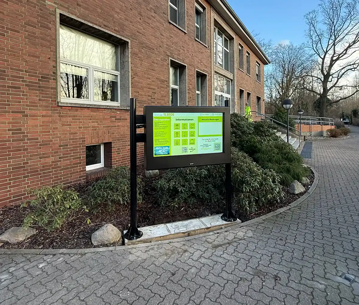 Promoting digital signage: Utilizing government support