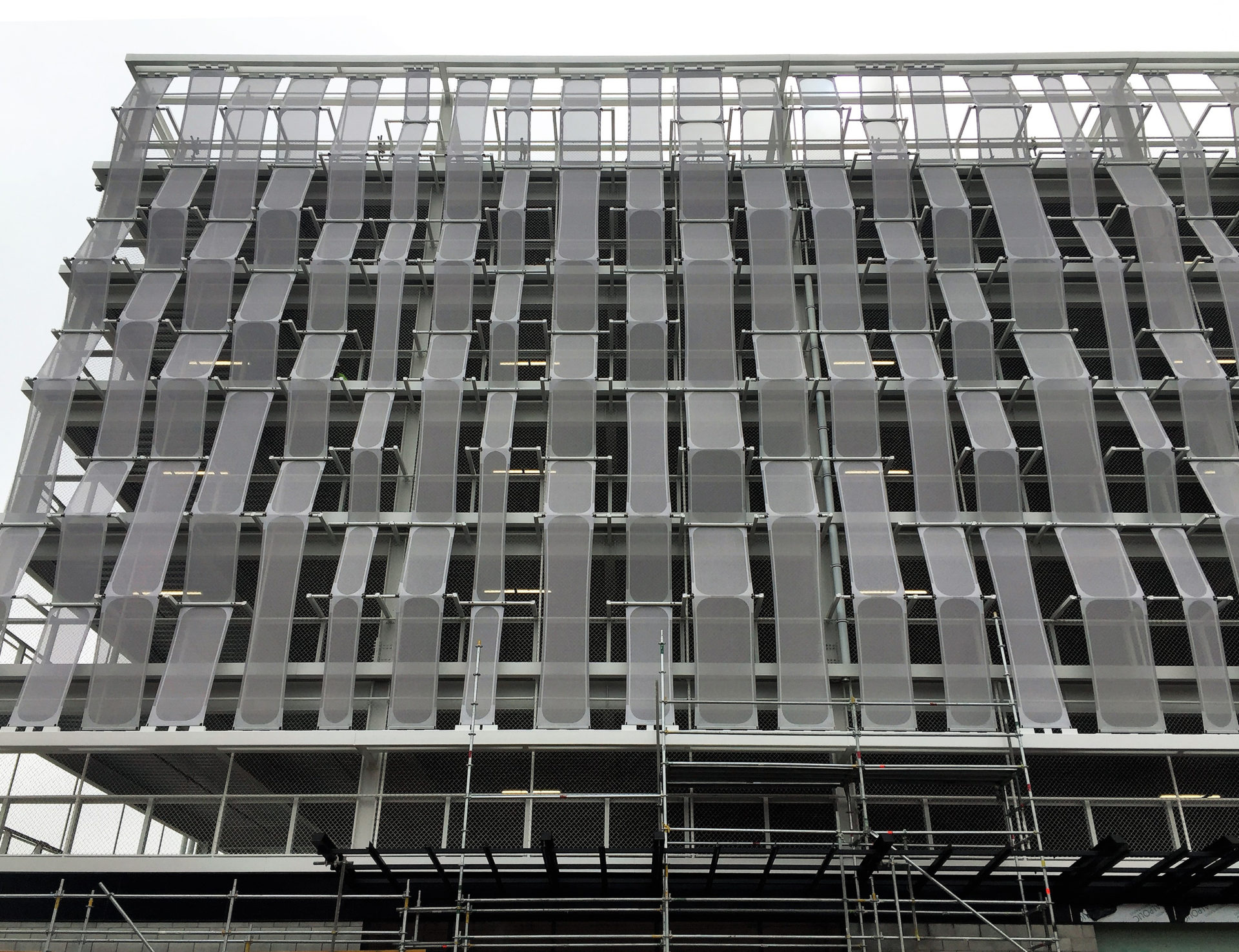 Facade panels that have been arranged in a 3 Dimensional zig zag pattern, allowing better airflow into the space.