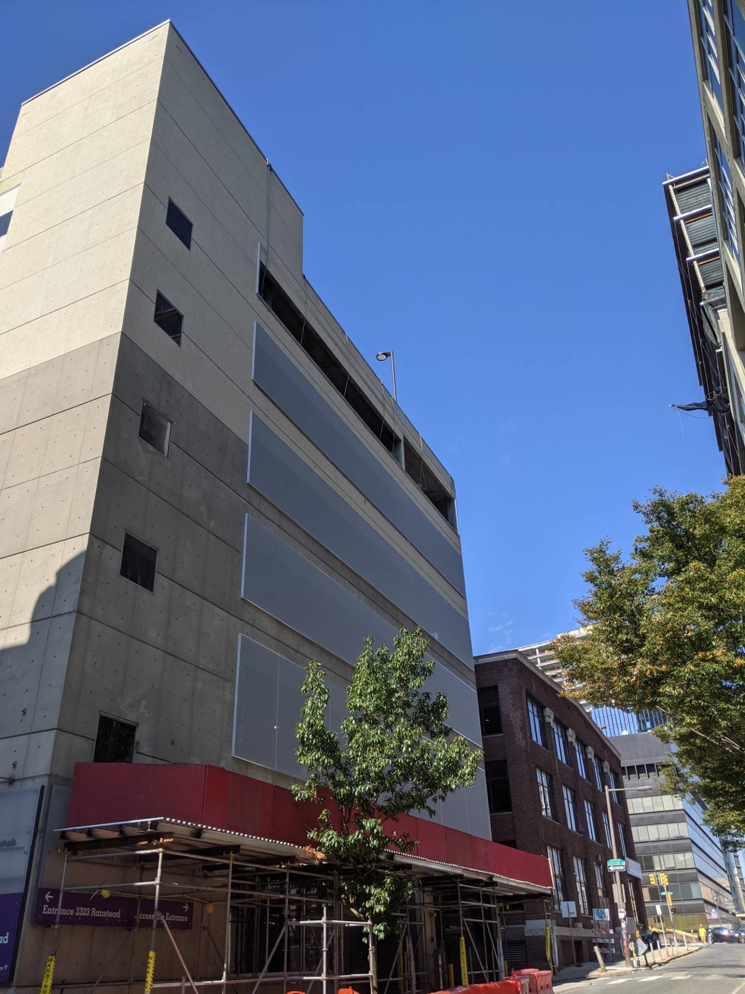 A simple grey ventilated PES facade with 5 different panels stacked on top of each other.