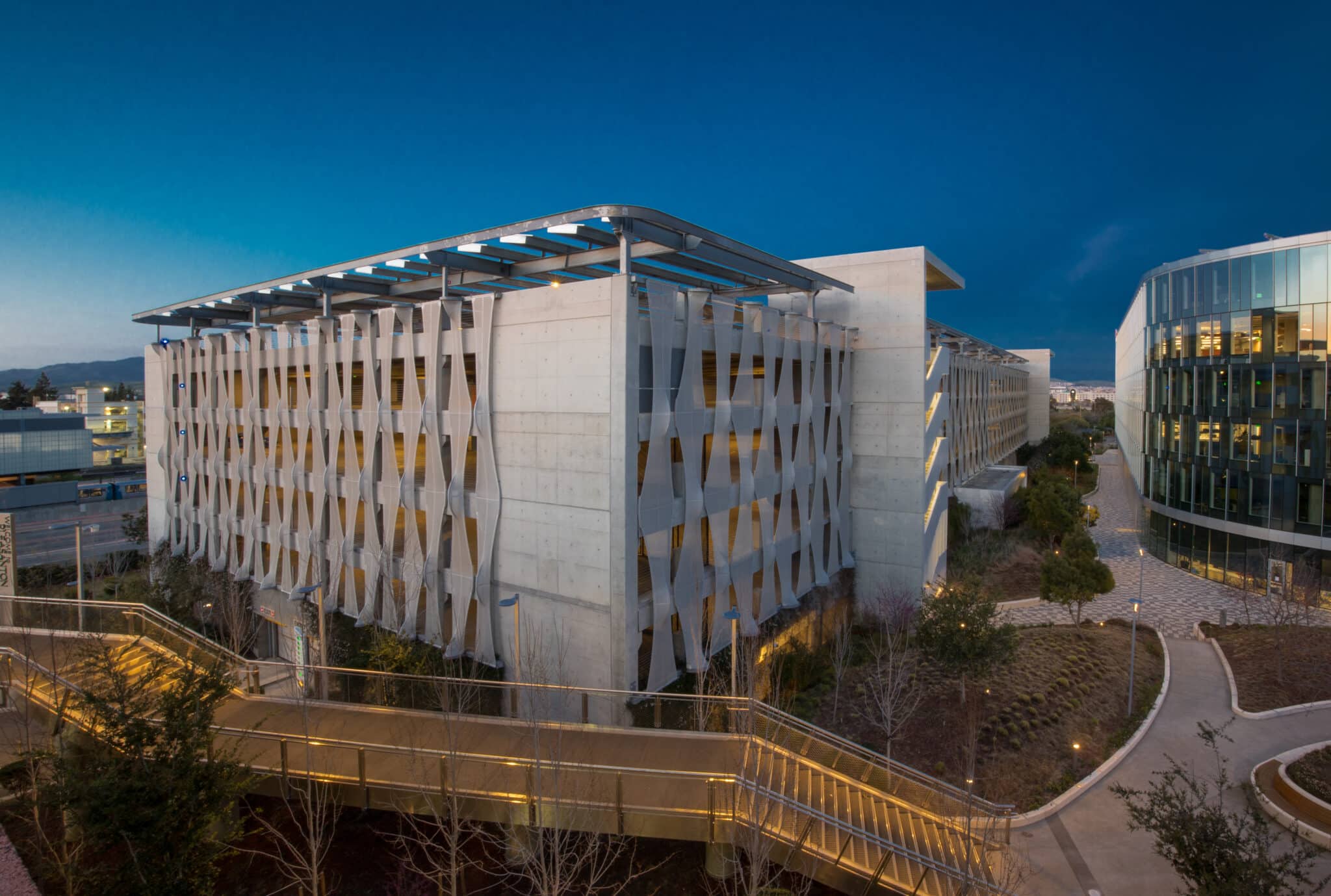 A view of the entire facade wrapping around a corner.