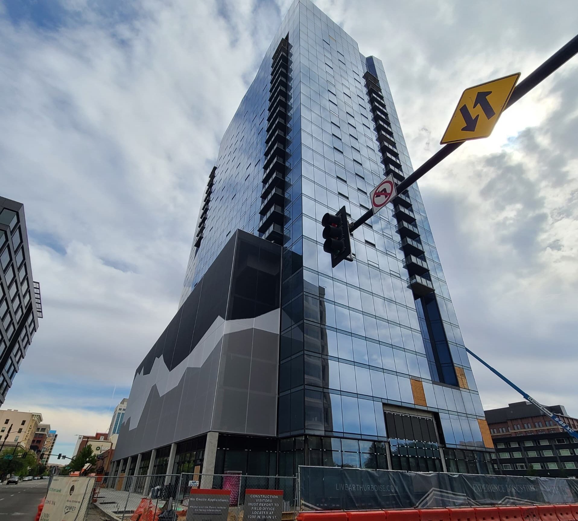 Perspective shot showing the shorter side of the facade.