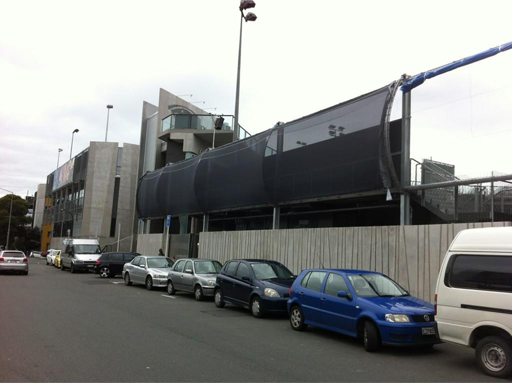 The installation of the COATED PES facade.