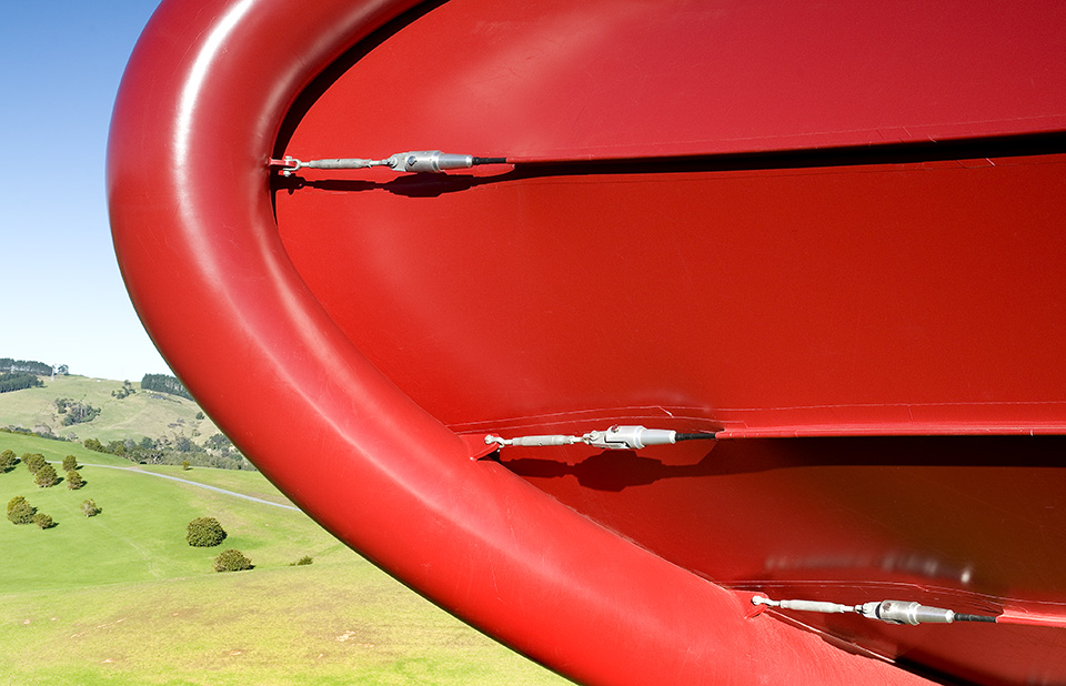 An image showing the mechanical harchwar that holds the sculpture together.