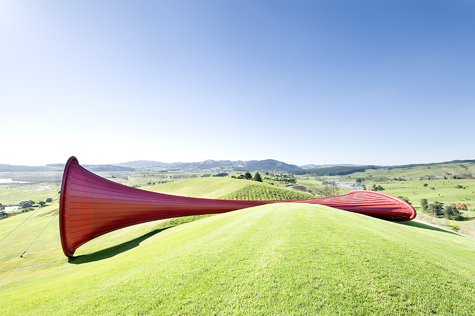 A side view of the scultpure showing one side lays horizontal, the other side sits vertically.