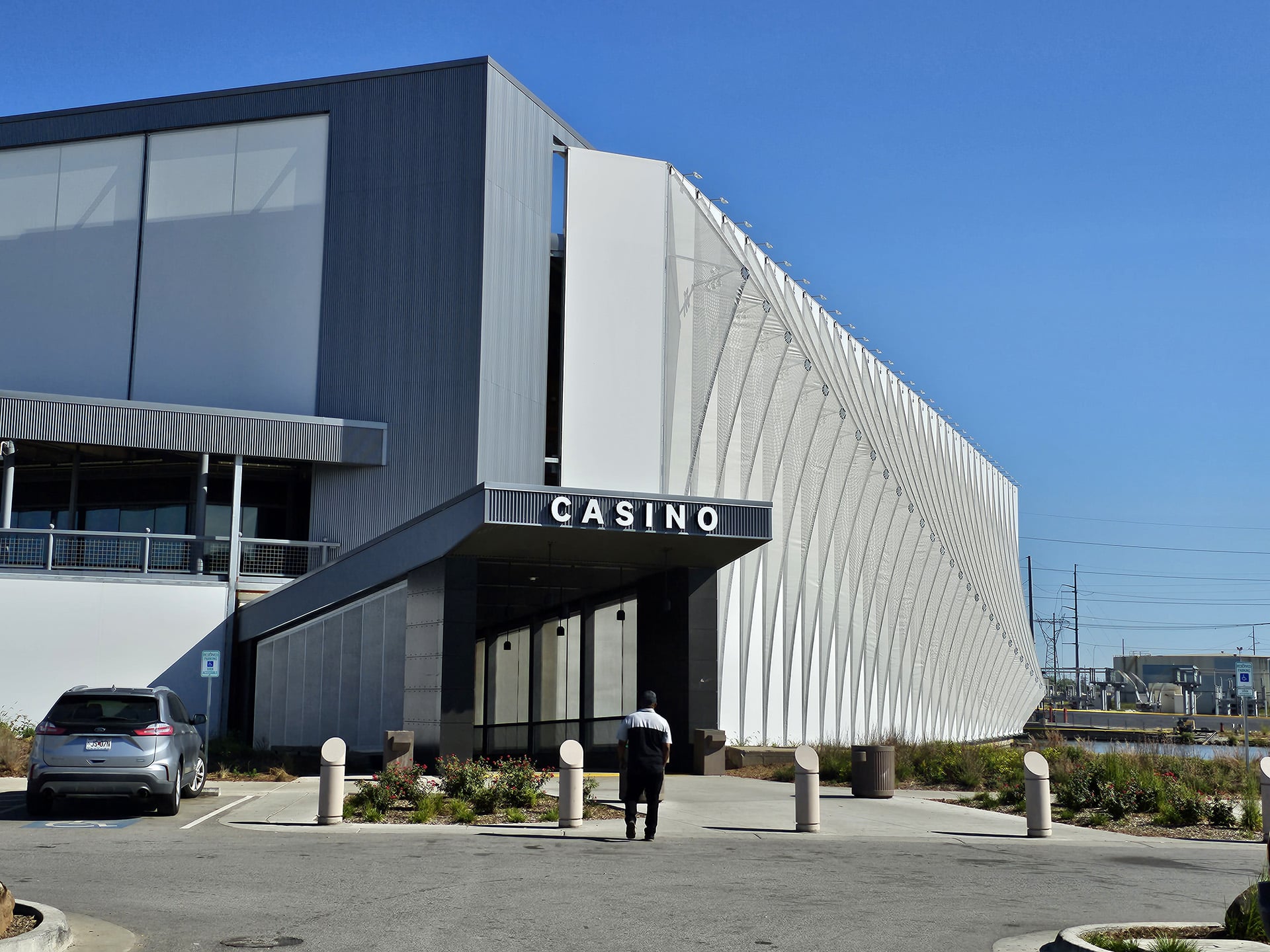 A view on the entrance facade in front of the facade fins.