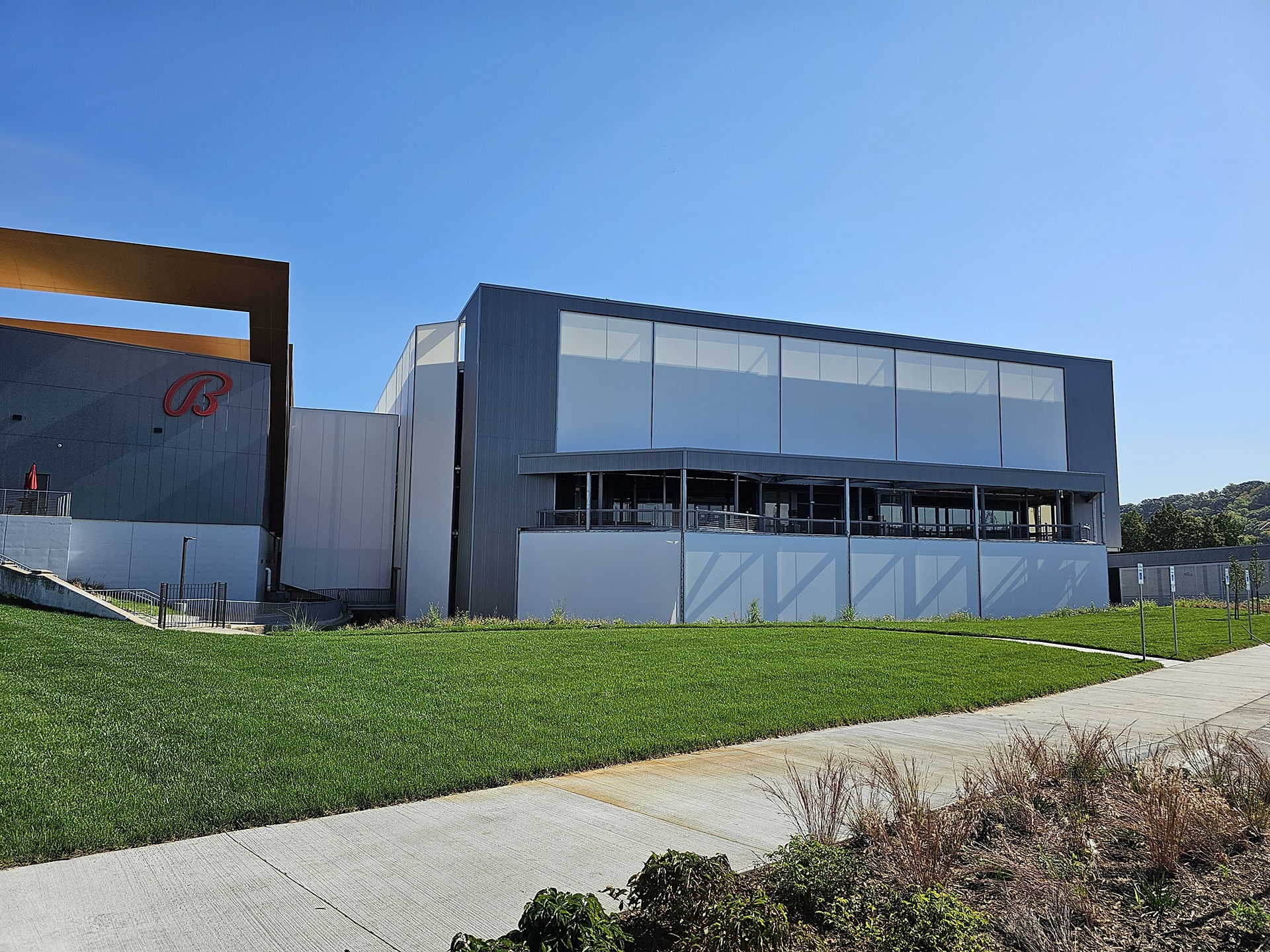 Far back image of the entrance facade.