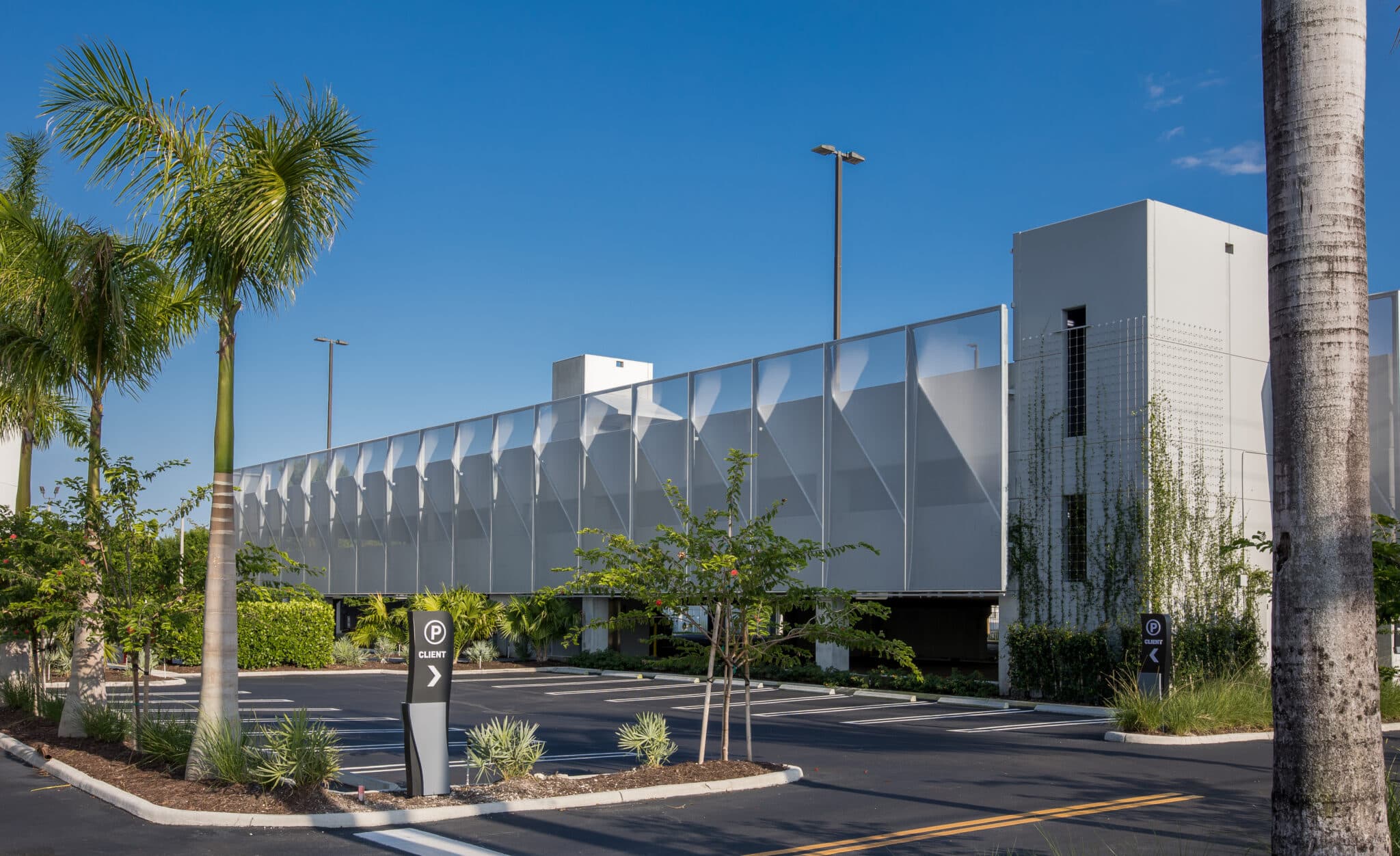 View of the facade from the parking lot enterance.