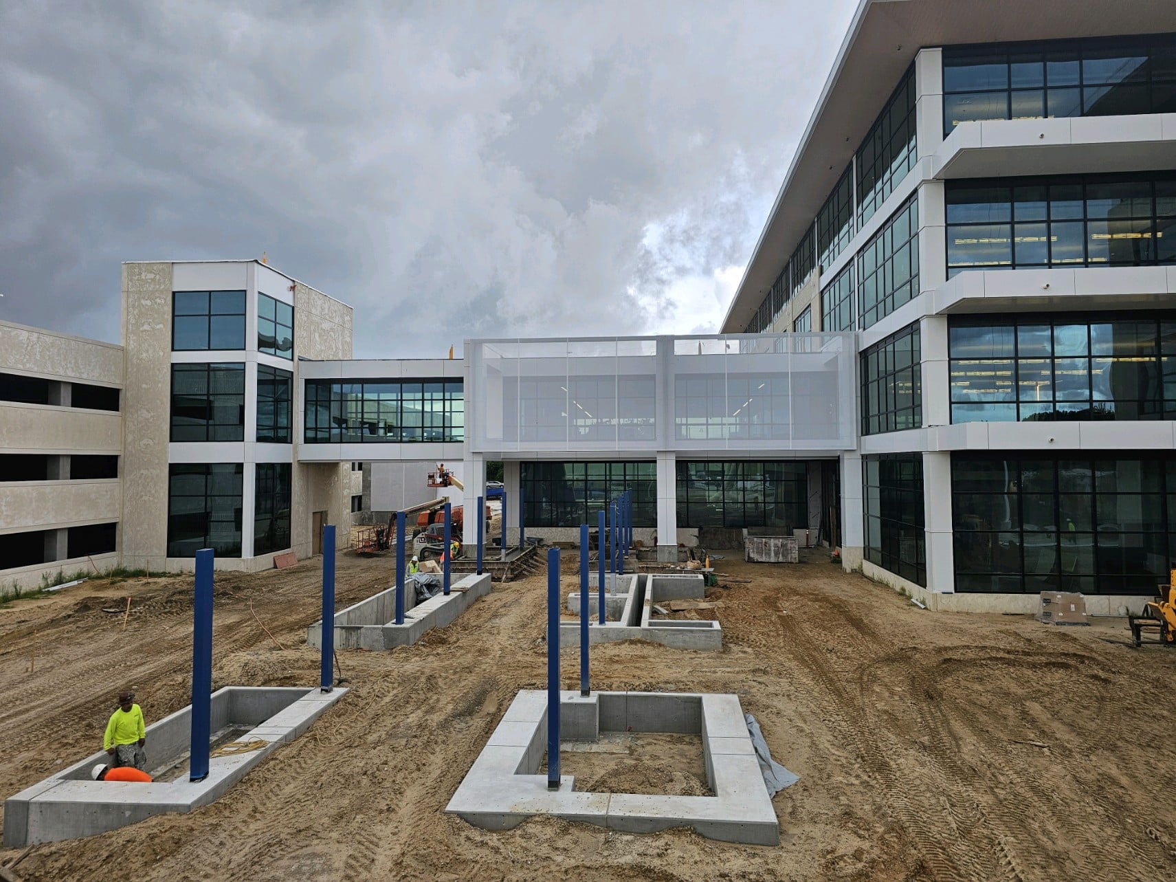 Phots of the facade during the construction phase.
