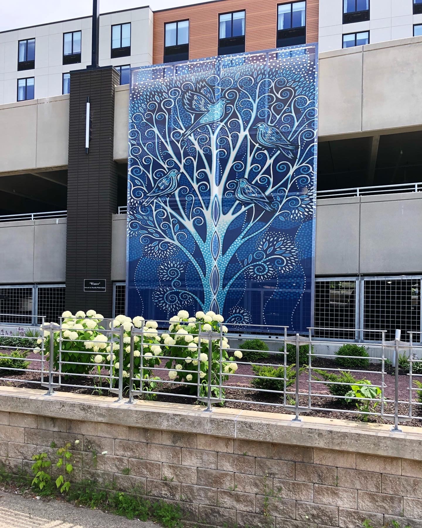 The blue tree motif with the birds sat on the branches.