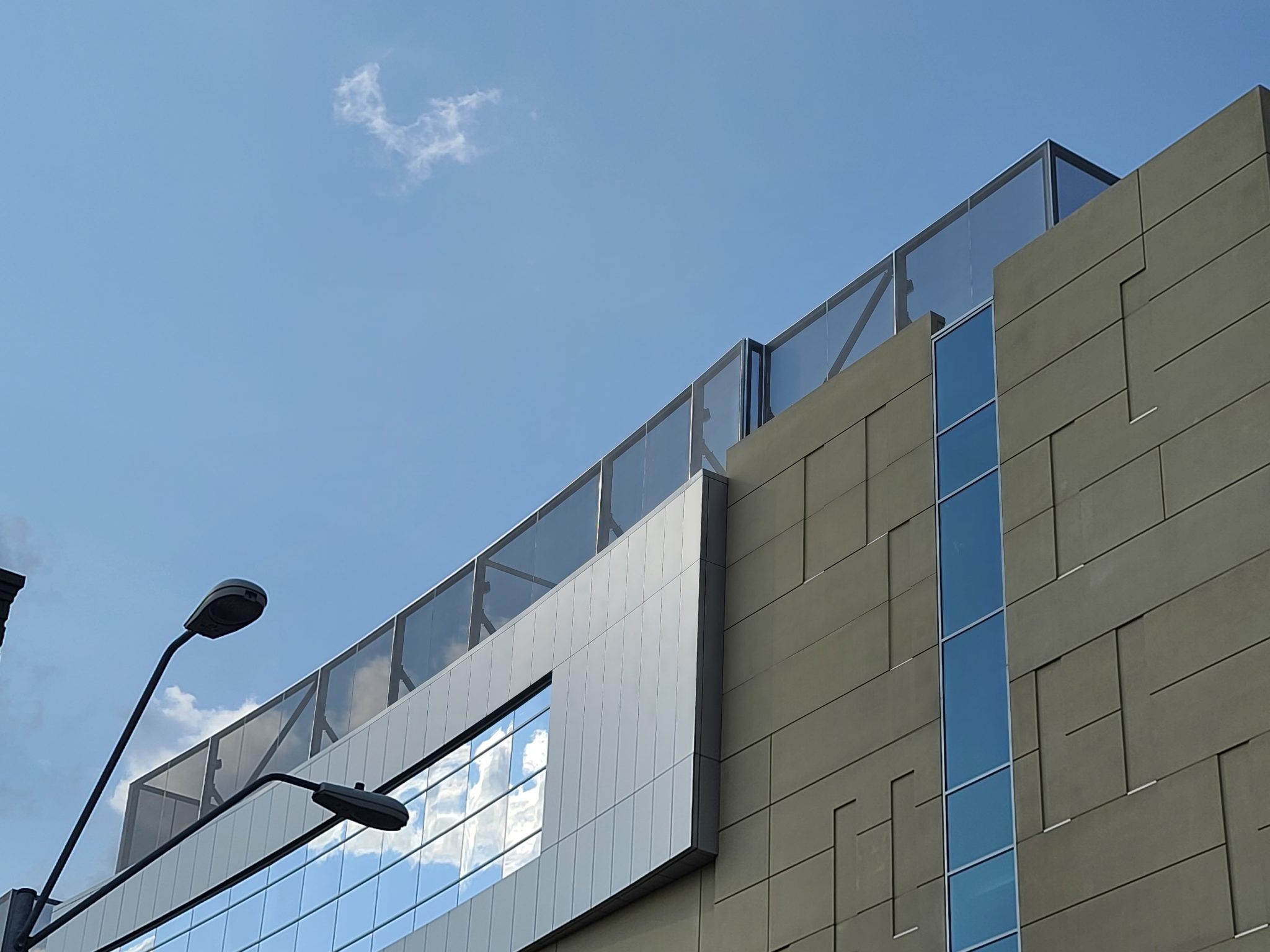 An image of the roof screens on top of the hotel.