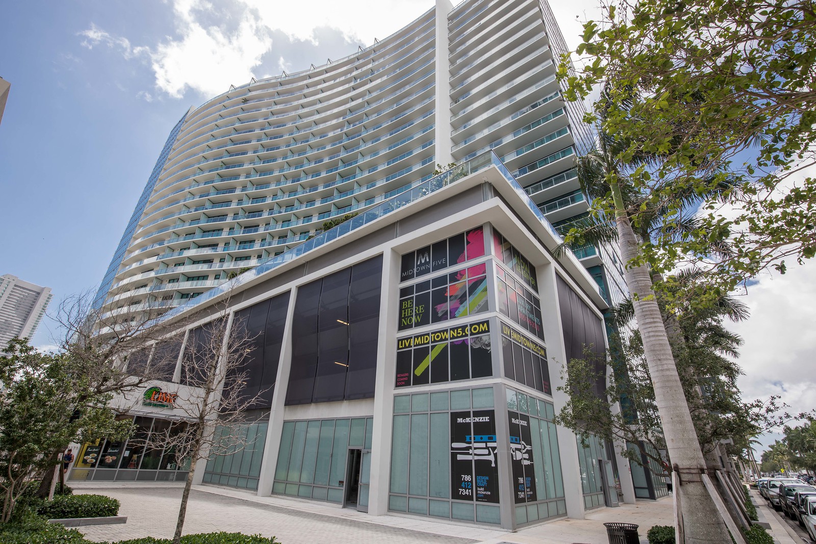 A view of the facade from the sidewalk.