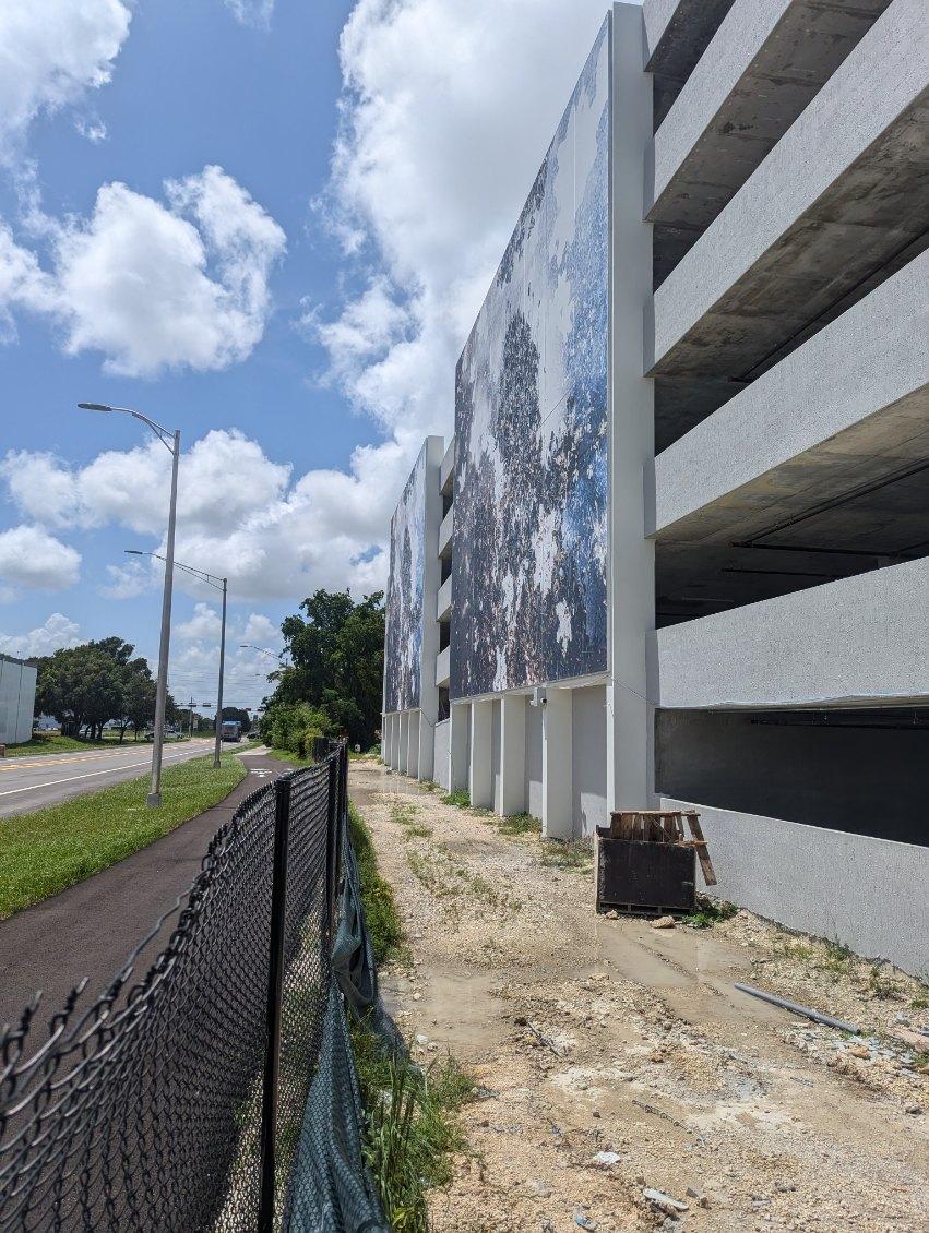 A side view of the facade showing the panel thickness.