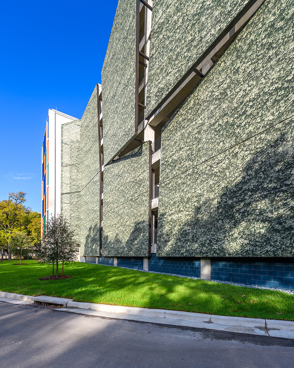 A view of the structure that shows the 3D aspect of the facade.