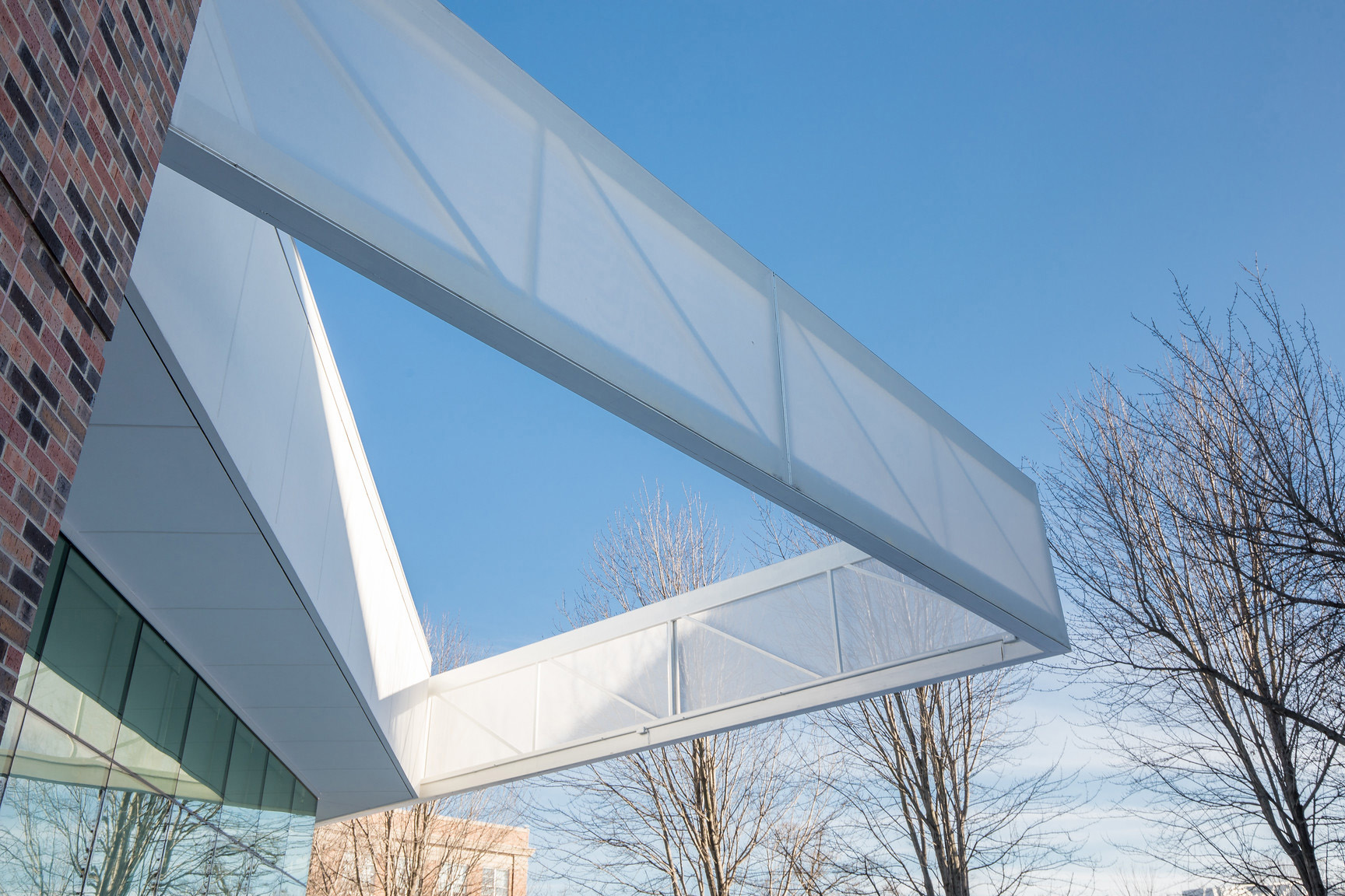 A view of the triangular part of the facade during the day.