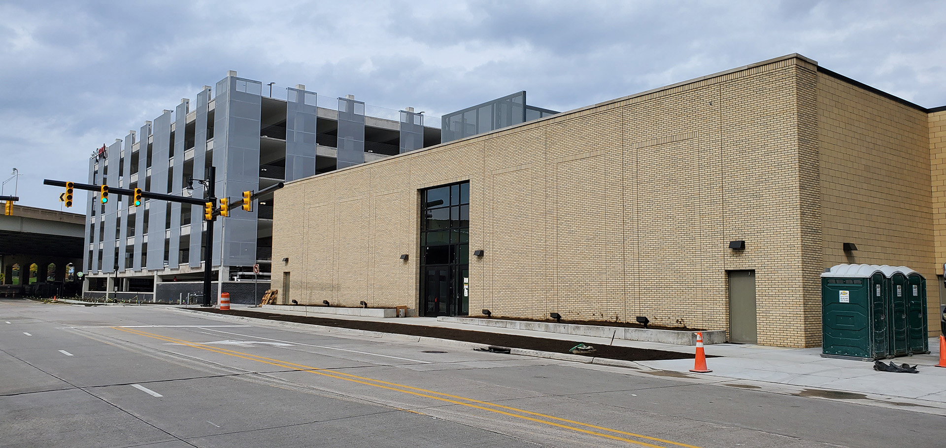 A zoomed out picture showing the roof screen in context.