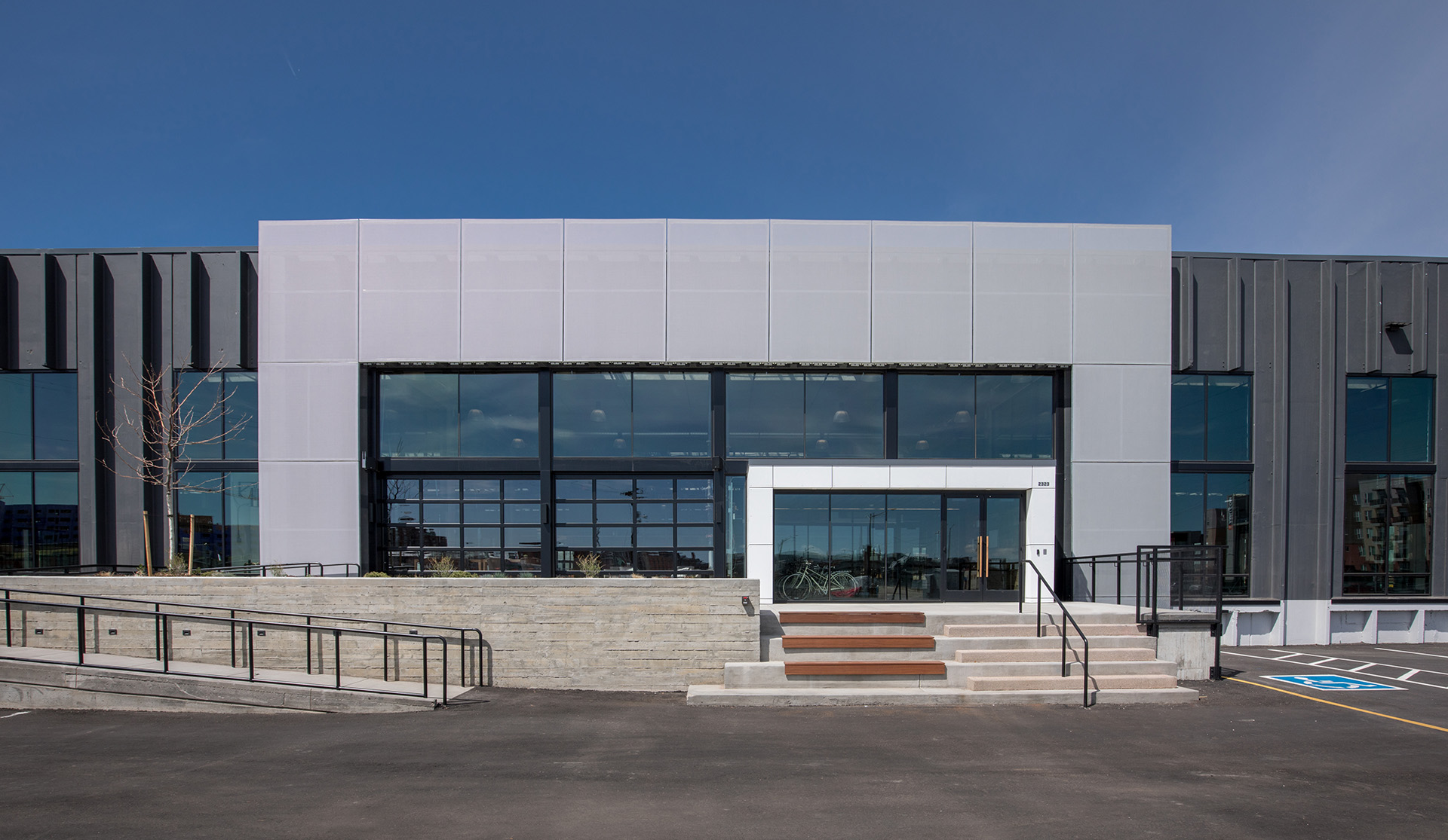 A view of how the facade lines the windows of the enterance.