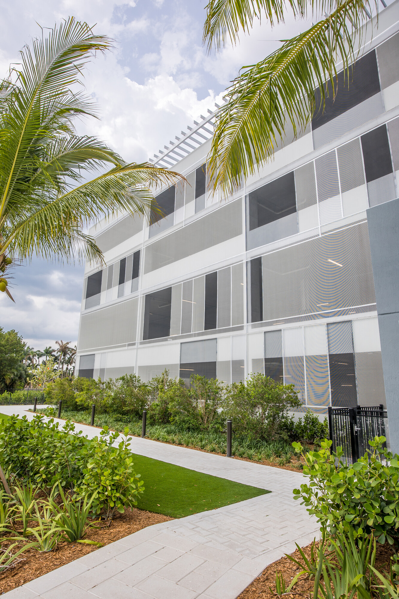 A view fo the facade showing it in context with the surrounding nature.